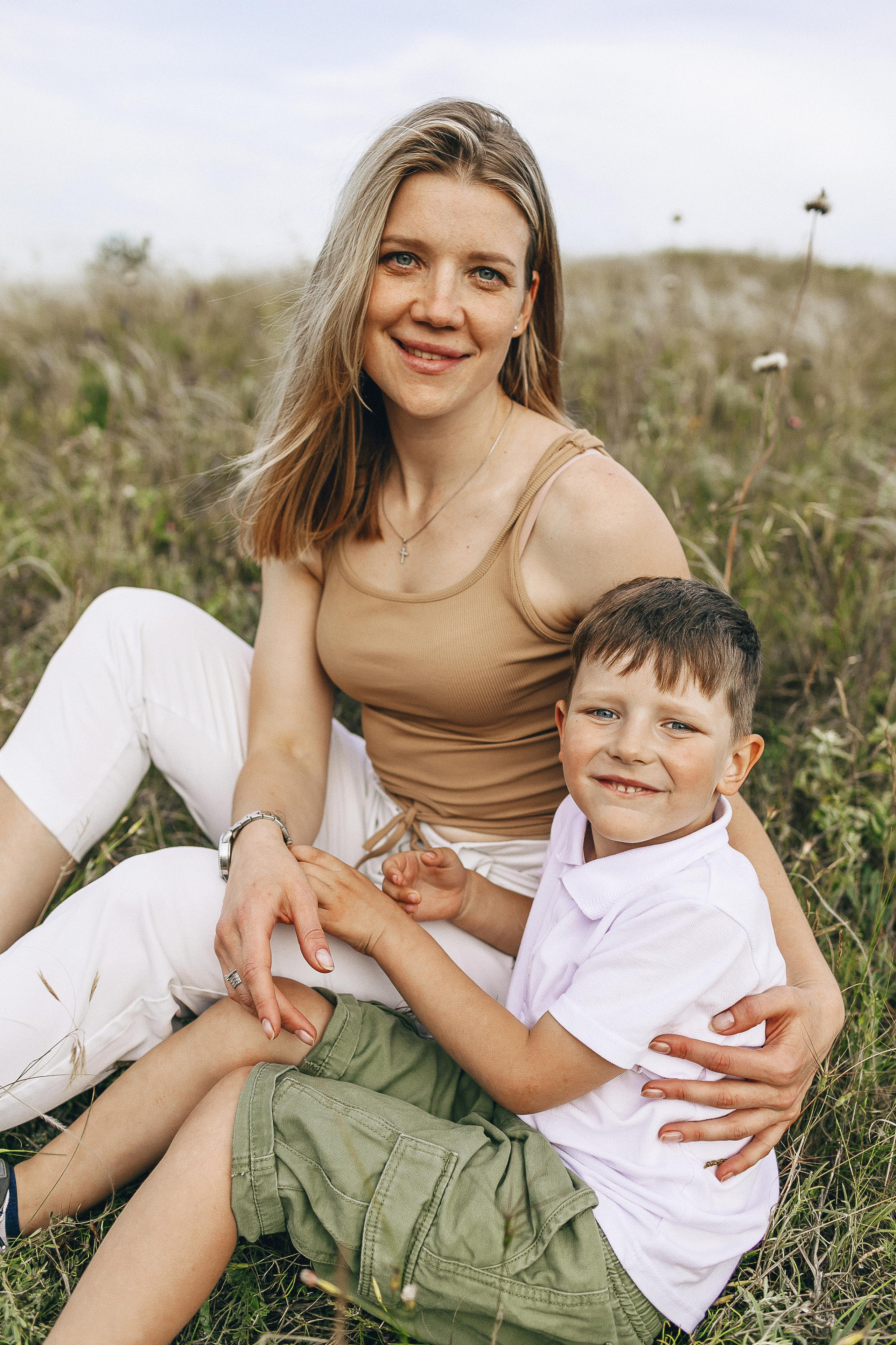 Мама с дочками гуляет по Крымским горам. Крым фото, отдых Крым, Севастополь фото, Свадьба фото, Олег Горбатко