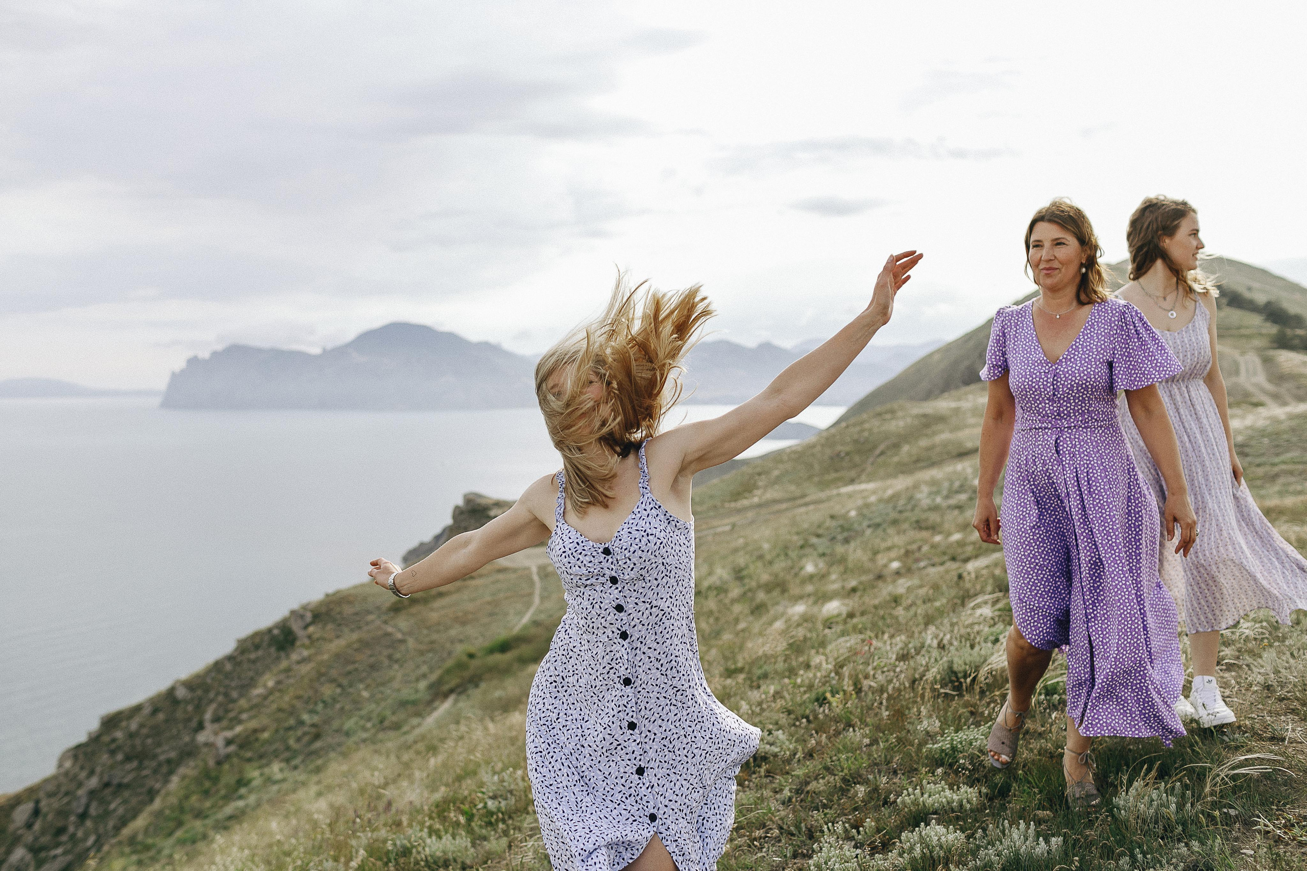 Мама с дочками гуляет по Крымским горам. Крым фото, отдых Крым, Севастополь фото, Свадьба фото, Олег Горбатко