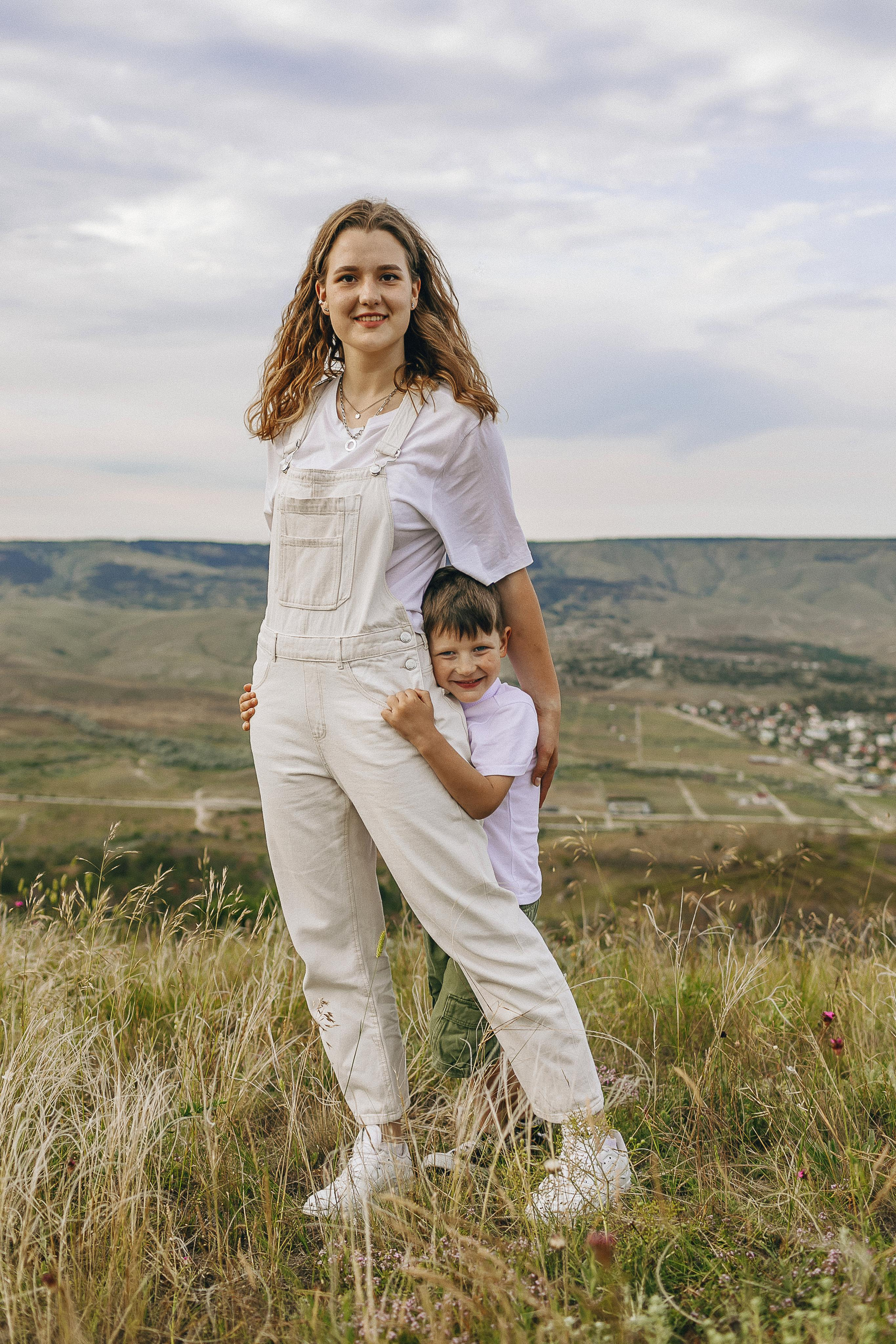 Мама с дочками гуляет по Крымским горам. Крым фото, отдых Крым, Севастополь фото, Свадьба фото, Олег Горбатко