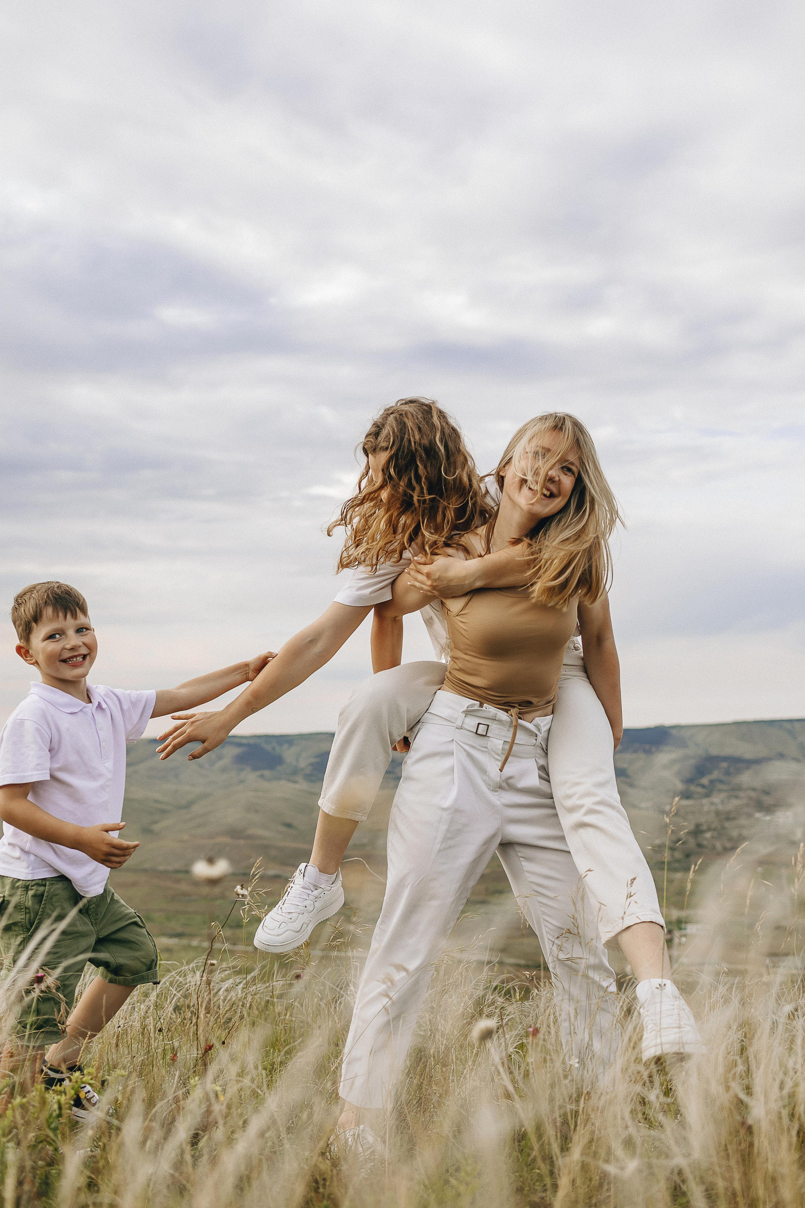 Мама с дочками гуляет по Крымским горам. Крым фото, отдых Крым, Севастополь фото, Свадьба фото, Олег Горбатко