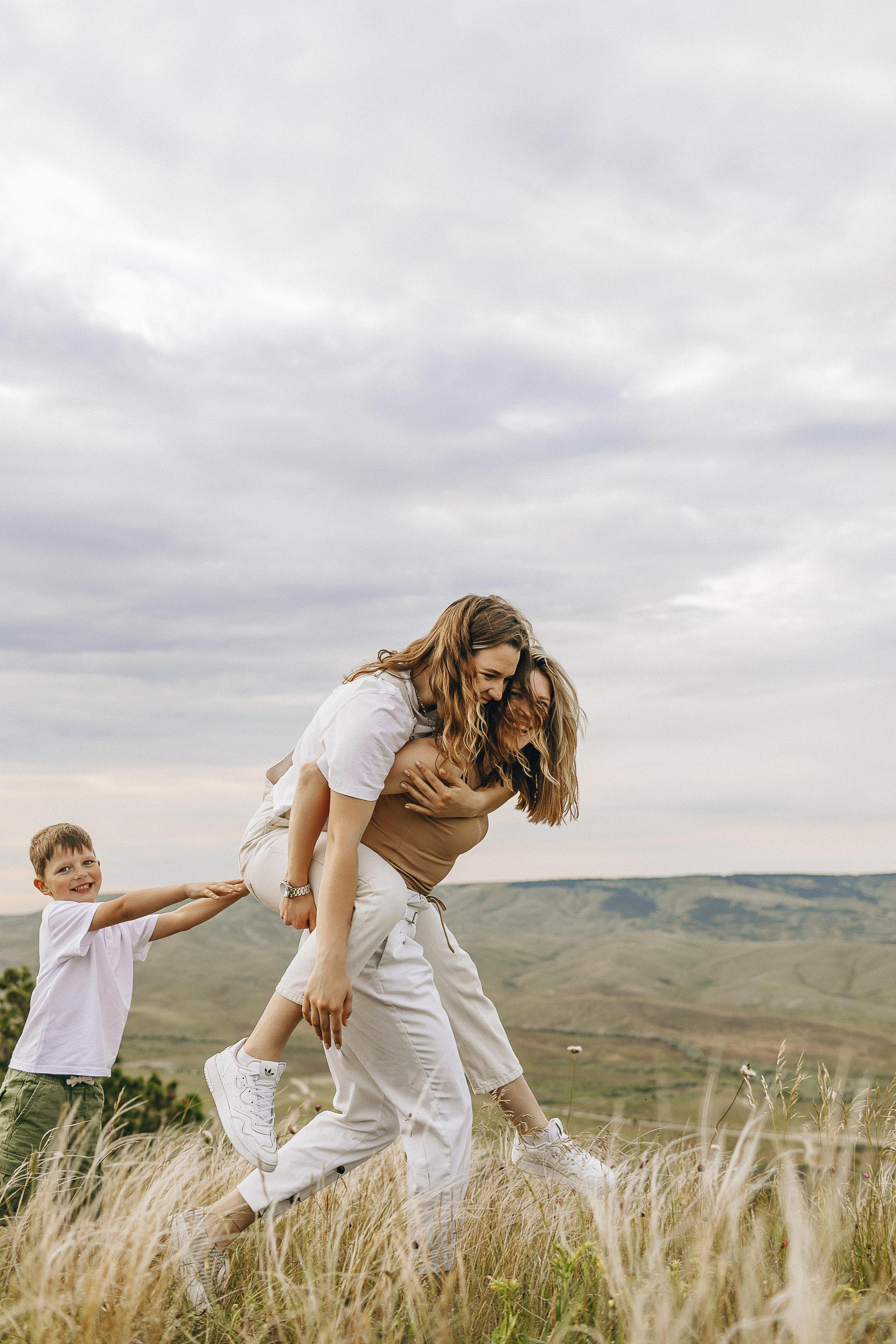 Мама с дочками гуляет по Крымским горам. Крым фото, отдых Крым, Севастополь фото, Свадьба фото, Олег Горбатко