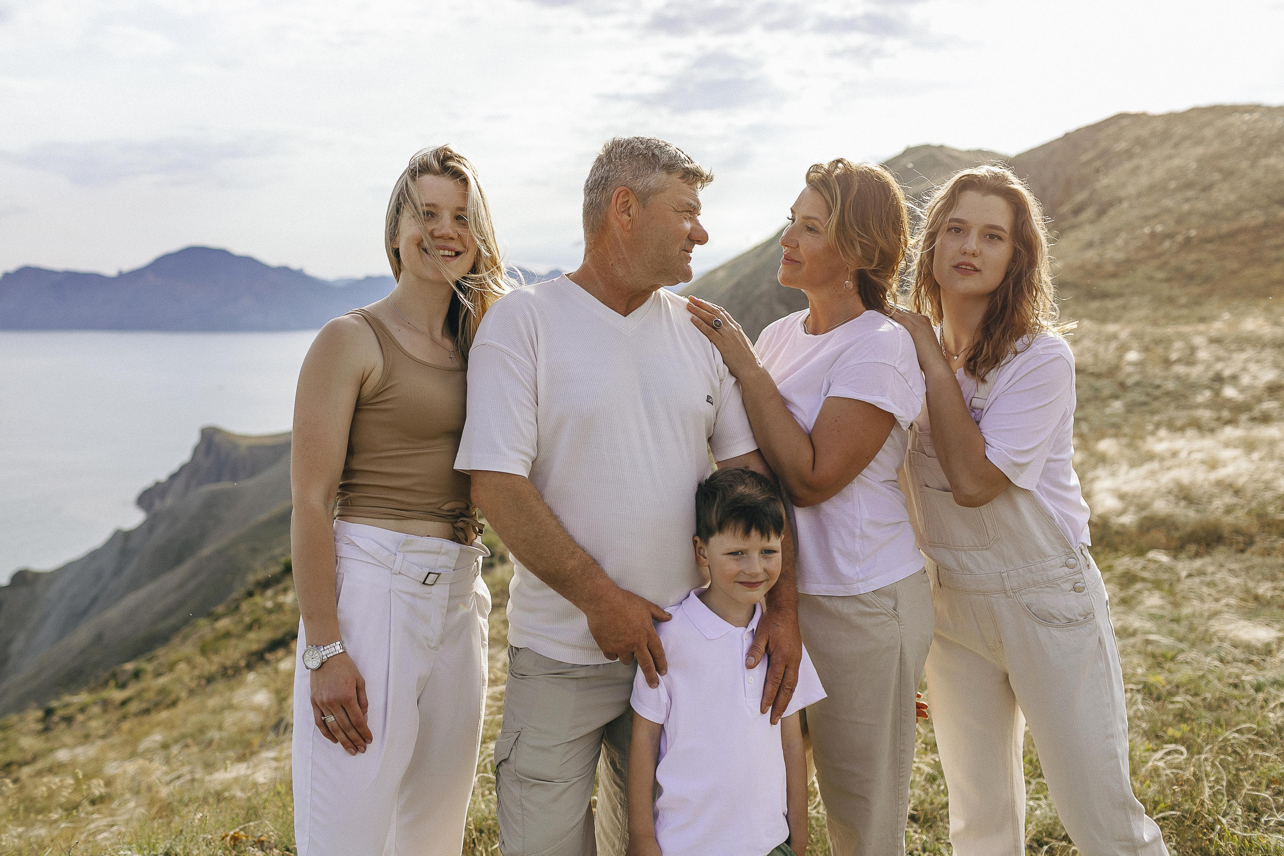 Семья делает общее фото в Крыму. 