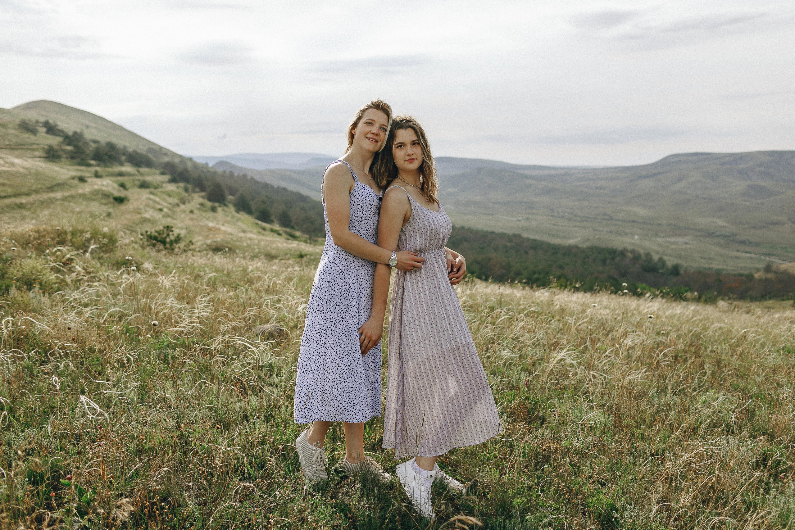 Мама с дочками гуляет по Крымским горам. Крым фото, отдых Крым, Севастополь фото, Свадьба фото, Олег Горбатко