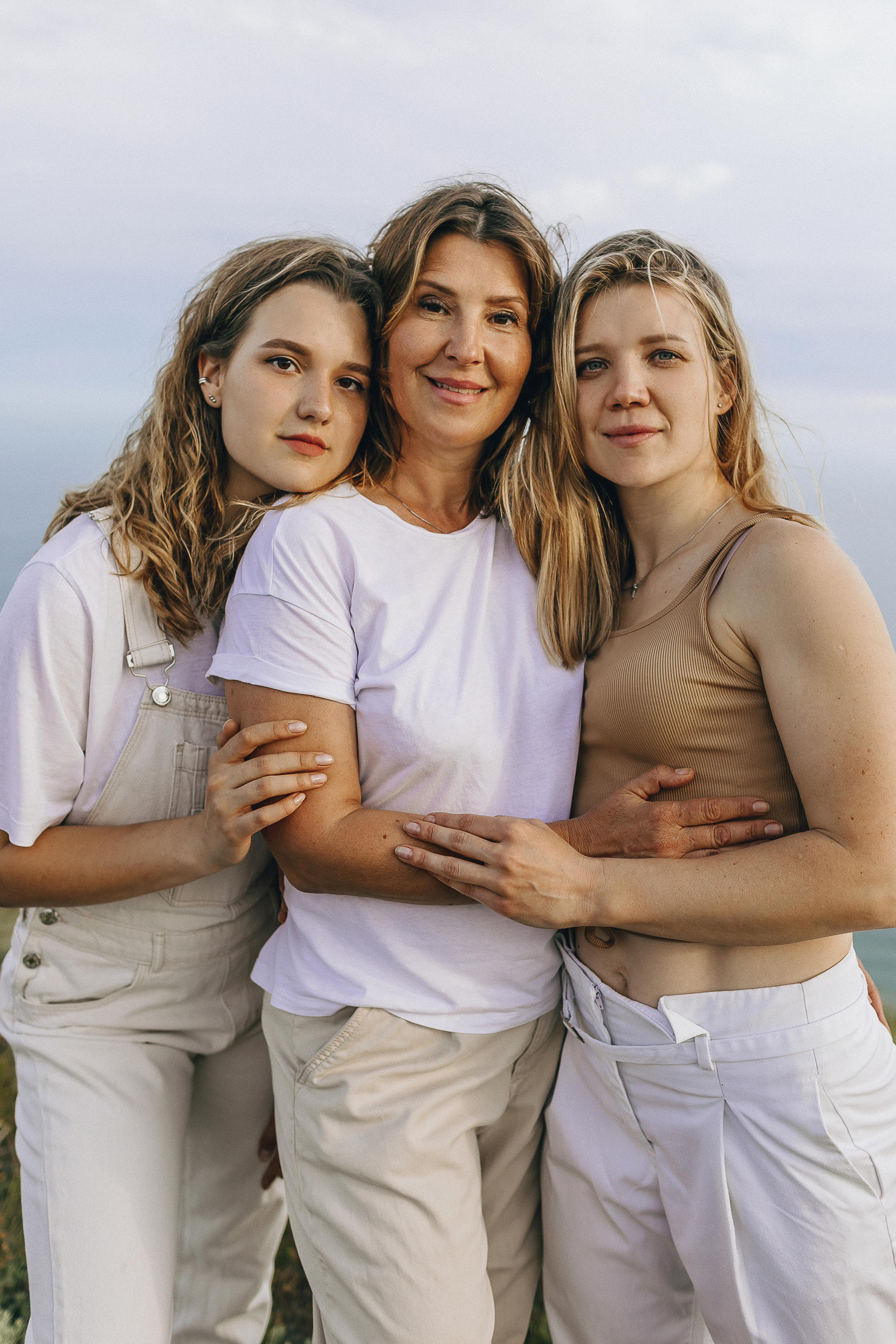 Мама с дочками гуляет по Крымским горам. Крым фото, отдых Крым, Севастополь фото, Свадьба фото, Олег Горбатко