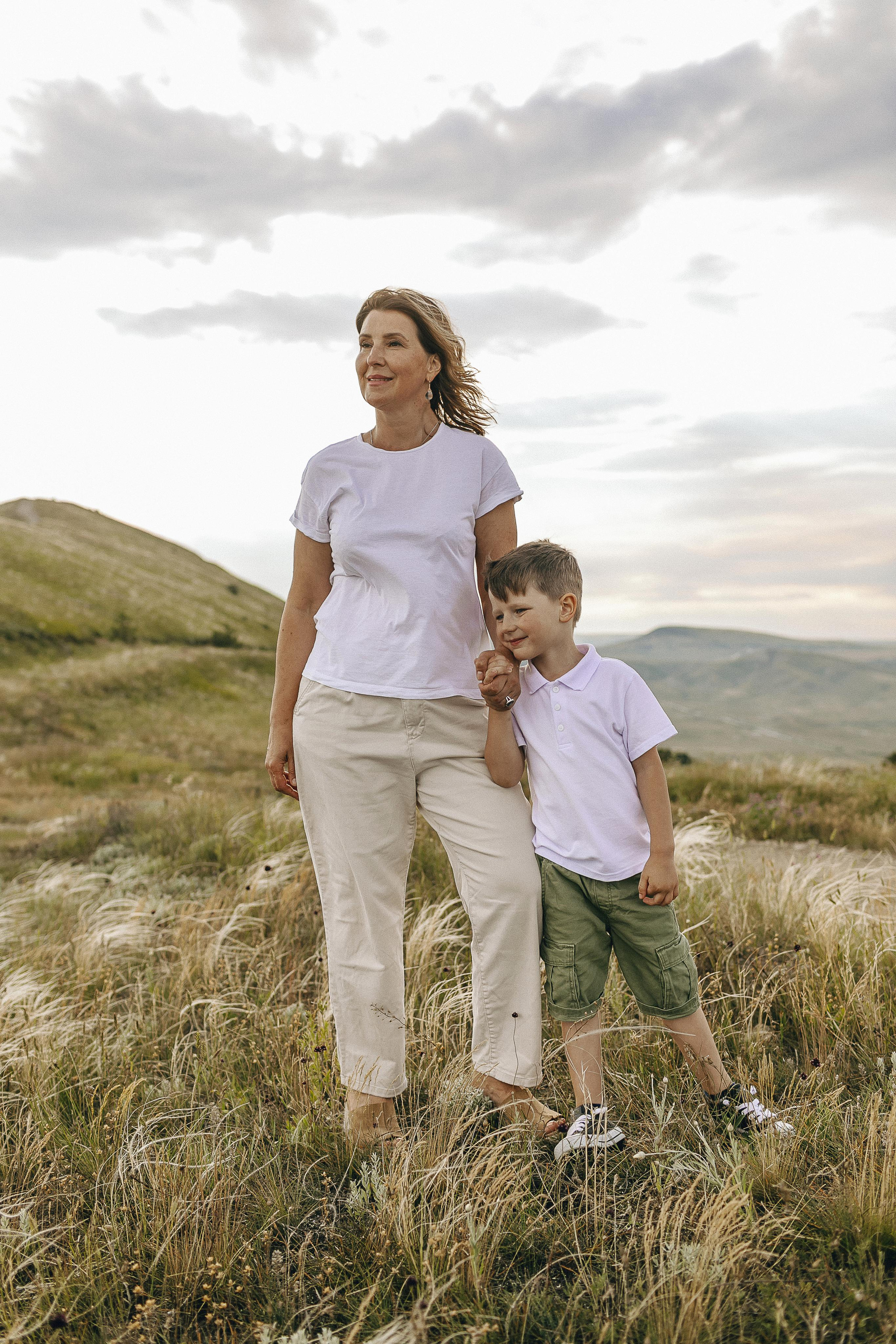 Мама с дочками гуляет по Крымским горам. Крым фото, отдых Крым, Севастополь фото, Свадьба фото, Олег Горбатко