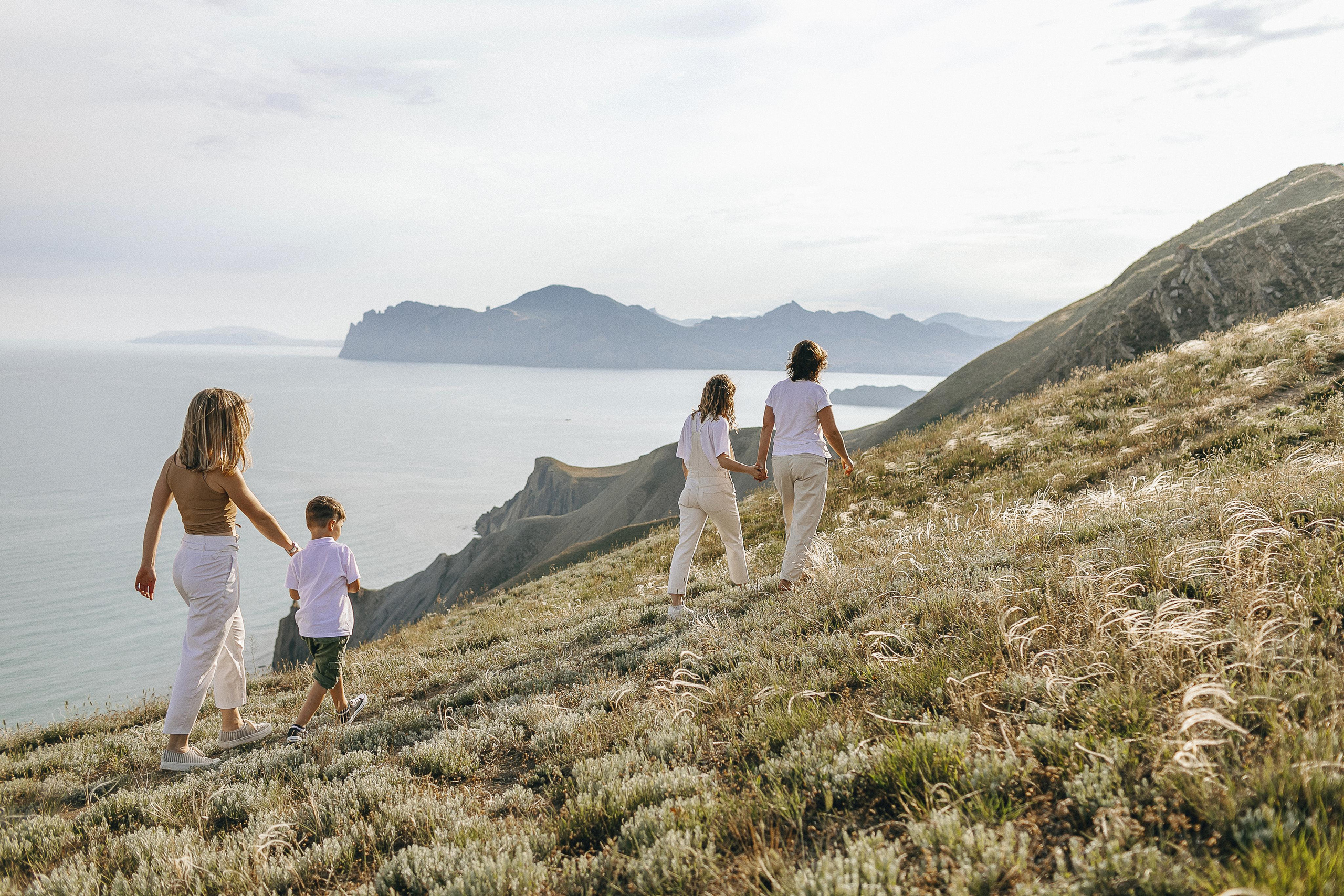 Мама с дочками гуляет по Крымским горам. Крым фото, отдых Крым, Севастополь фото, Свадьба фото, Олег Горбатко