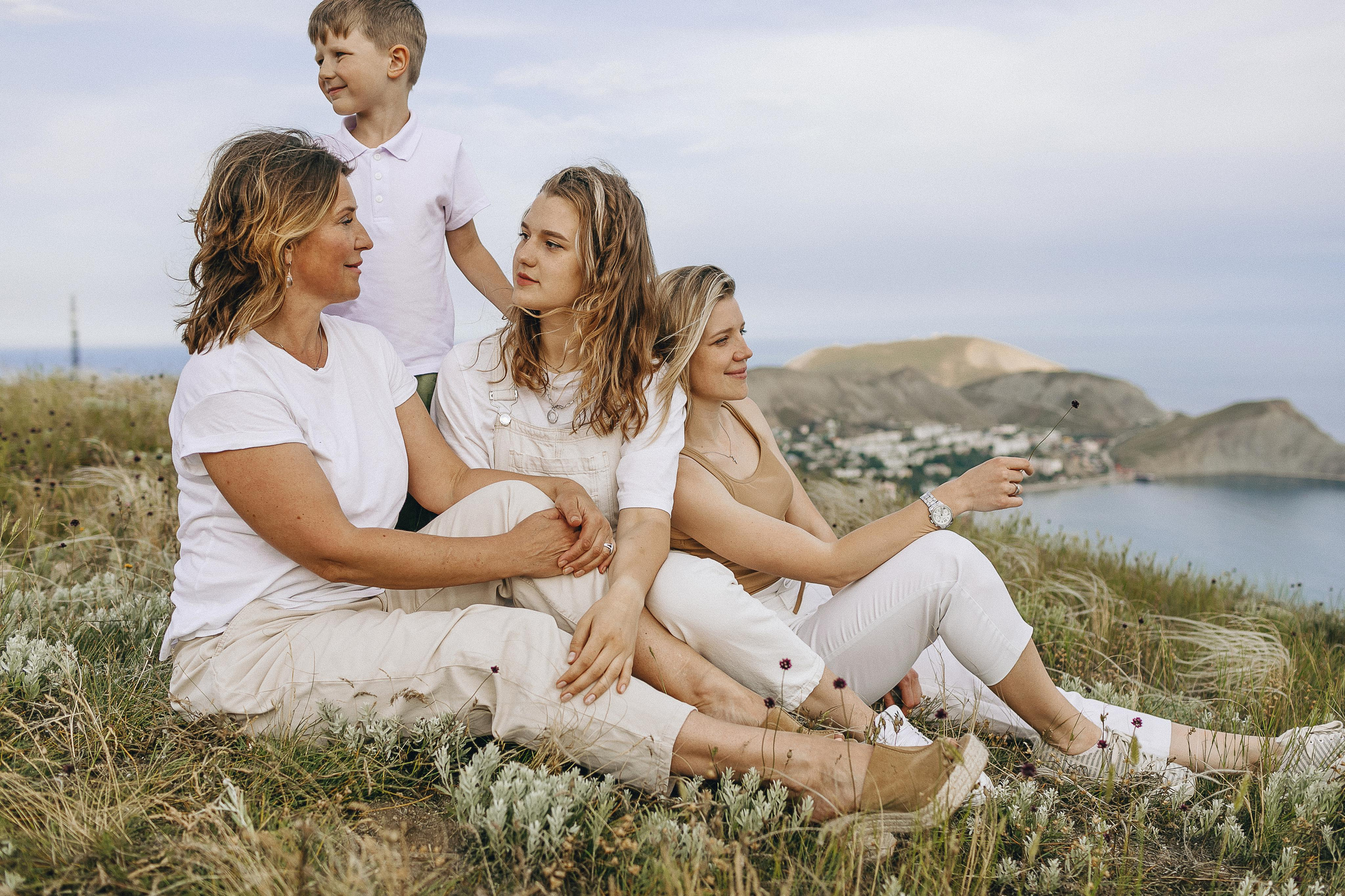 Мама с дочками гуляет по Крымским горам. Крым фото, отдых Крым, Севастополь фото, Свадьба фото, Олег Горбатко