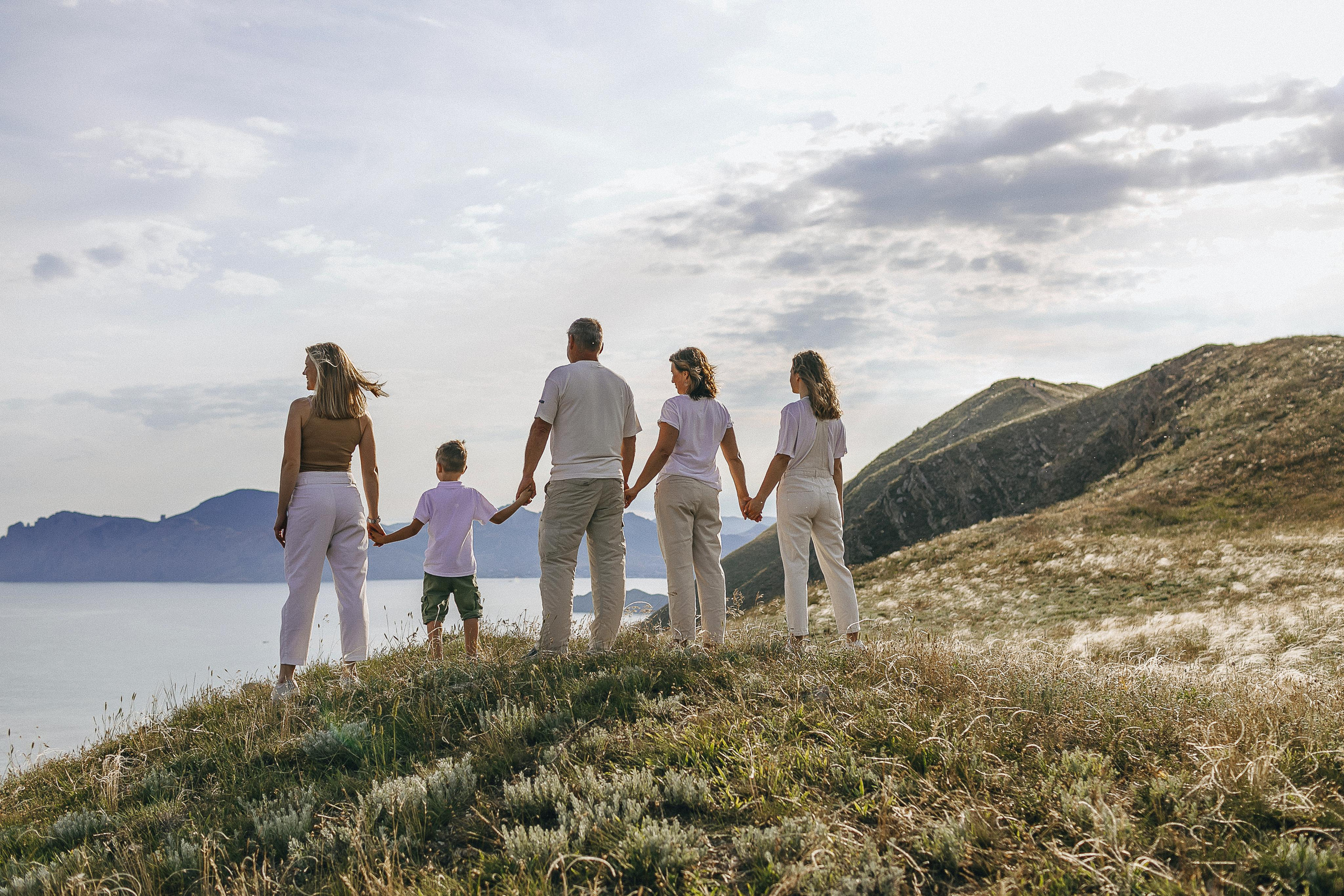 Мама с дочками гуляет по Крымским горам. Крым фото, отдых Крым, Севастополь фото, Свадьба фото, Олег Горбатко