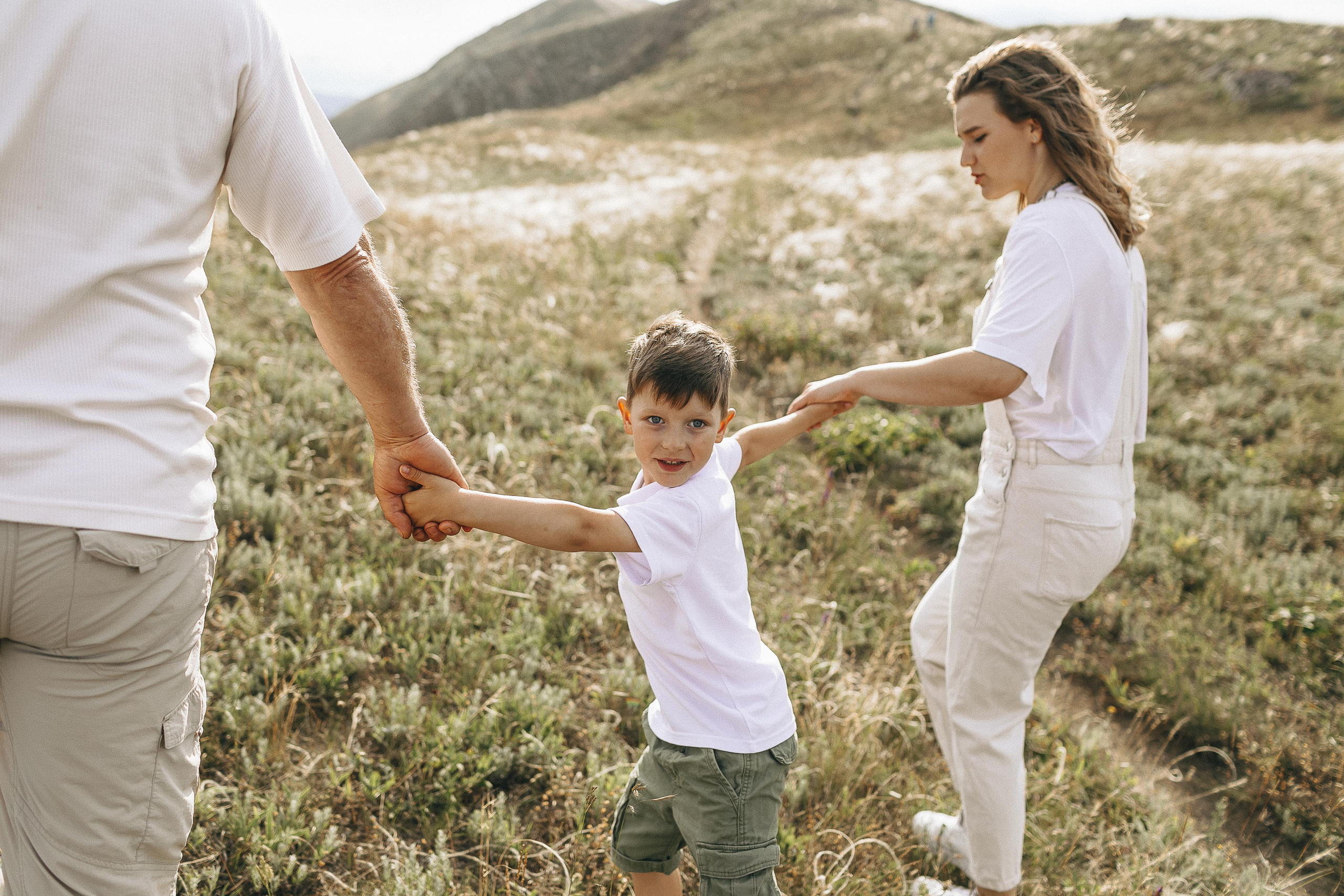 Мама с дочками гуляет по Крымским горам. Крым фото, отдых Крым, Севастополь фото, Свадьба фото, Олег Горбатко