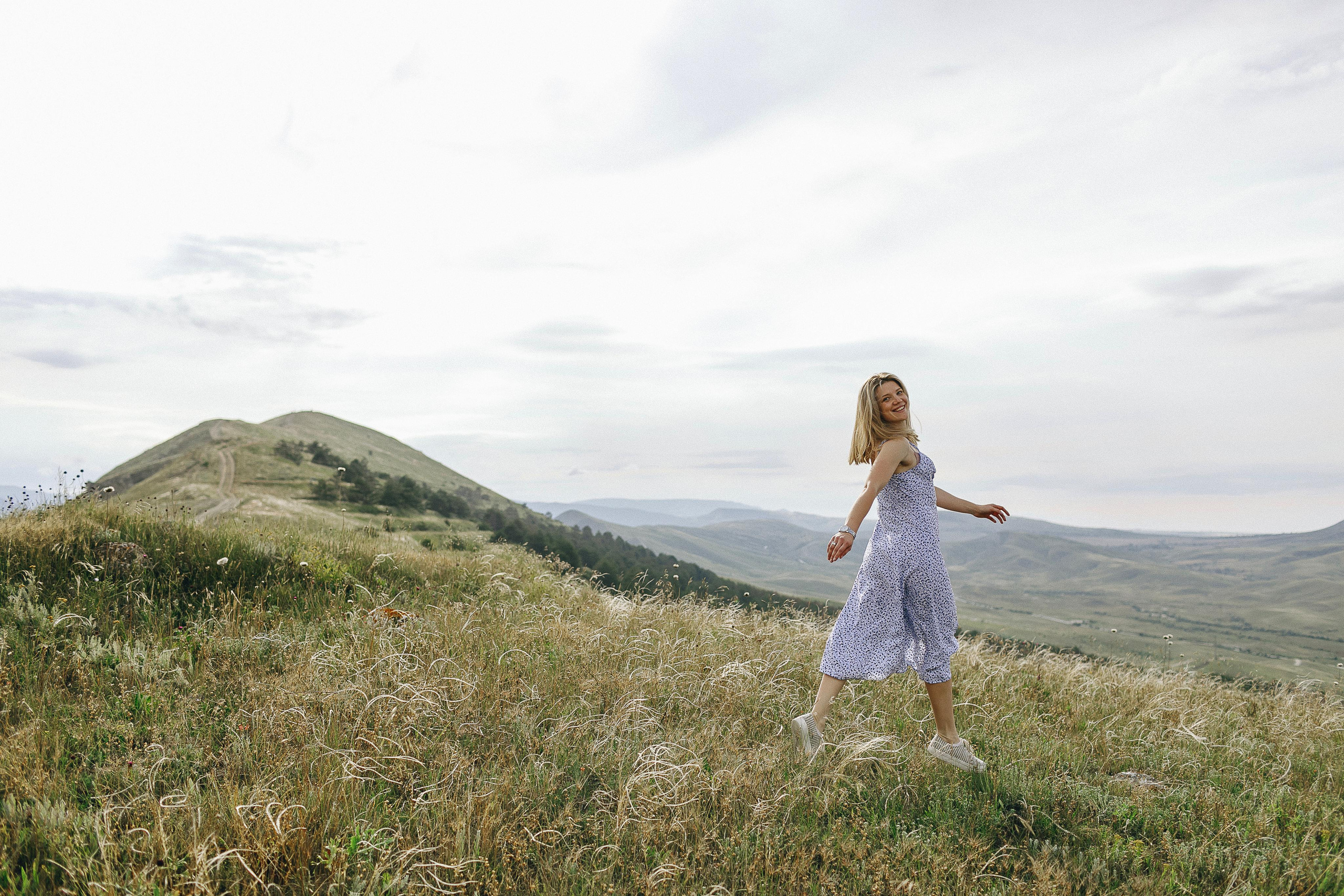 Мама с дочками гуляет по Крымским горам. Крым фото, отдых Крым, Севастополь фото, Свадьба фото, Олег Горбатко