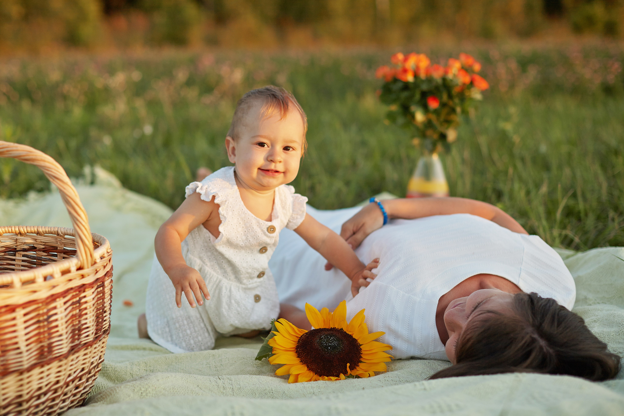 Мама с дочкой в поле на закате. Фотограф Ольга Ефремова