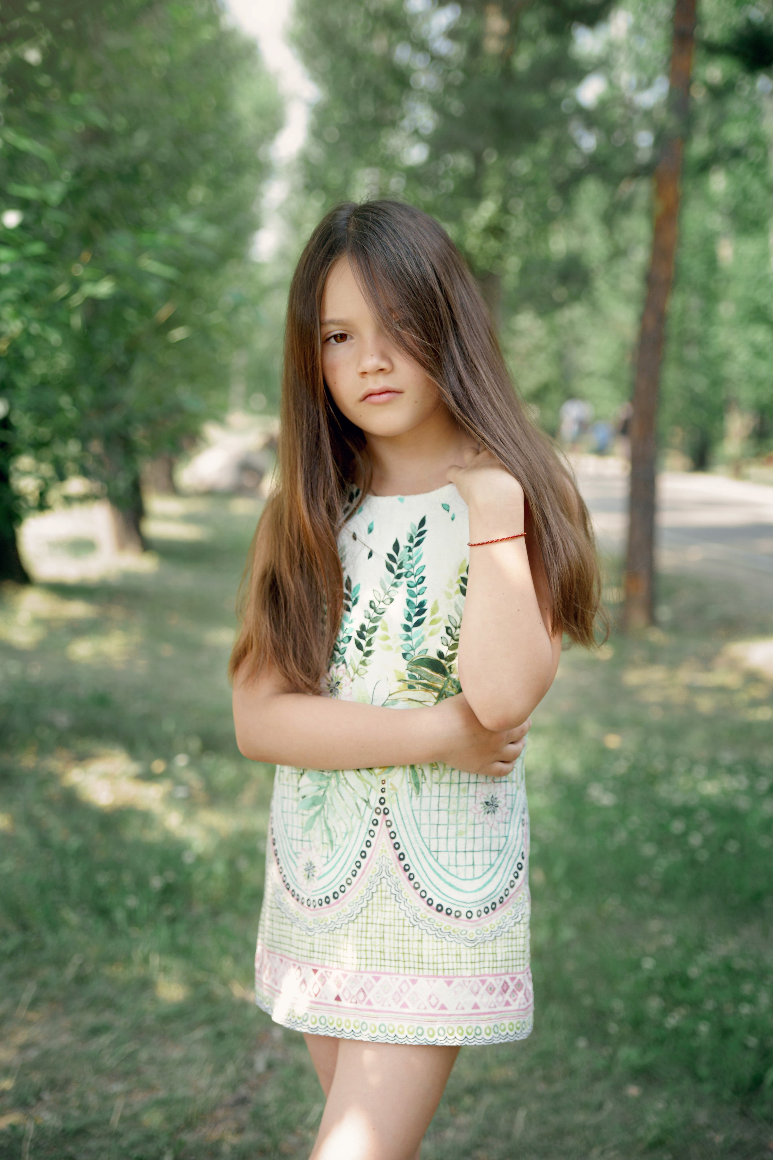 Детская фотосессия летом - девочка стоя