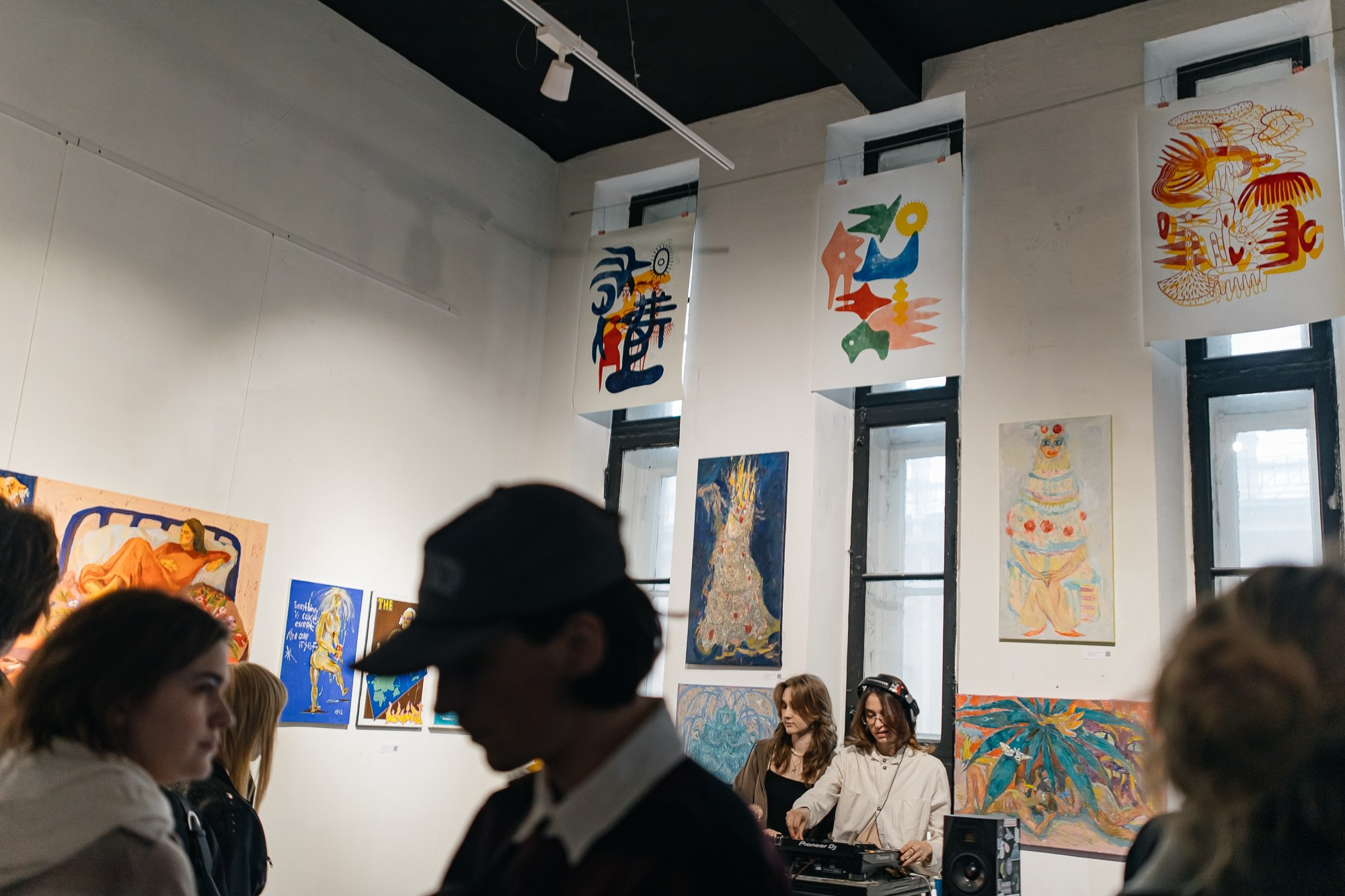 IZZI ROOM | Открытие выставки | май 2025. Репортажный фотограф в Санкт-Петербурге СПБ Алиса Ческидова на ваше мероприятие