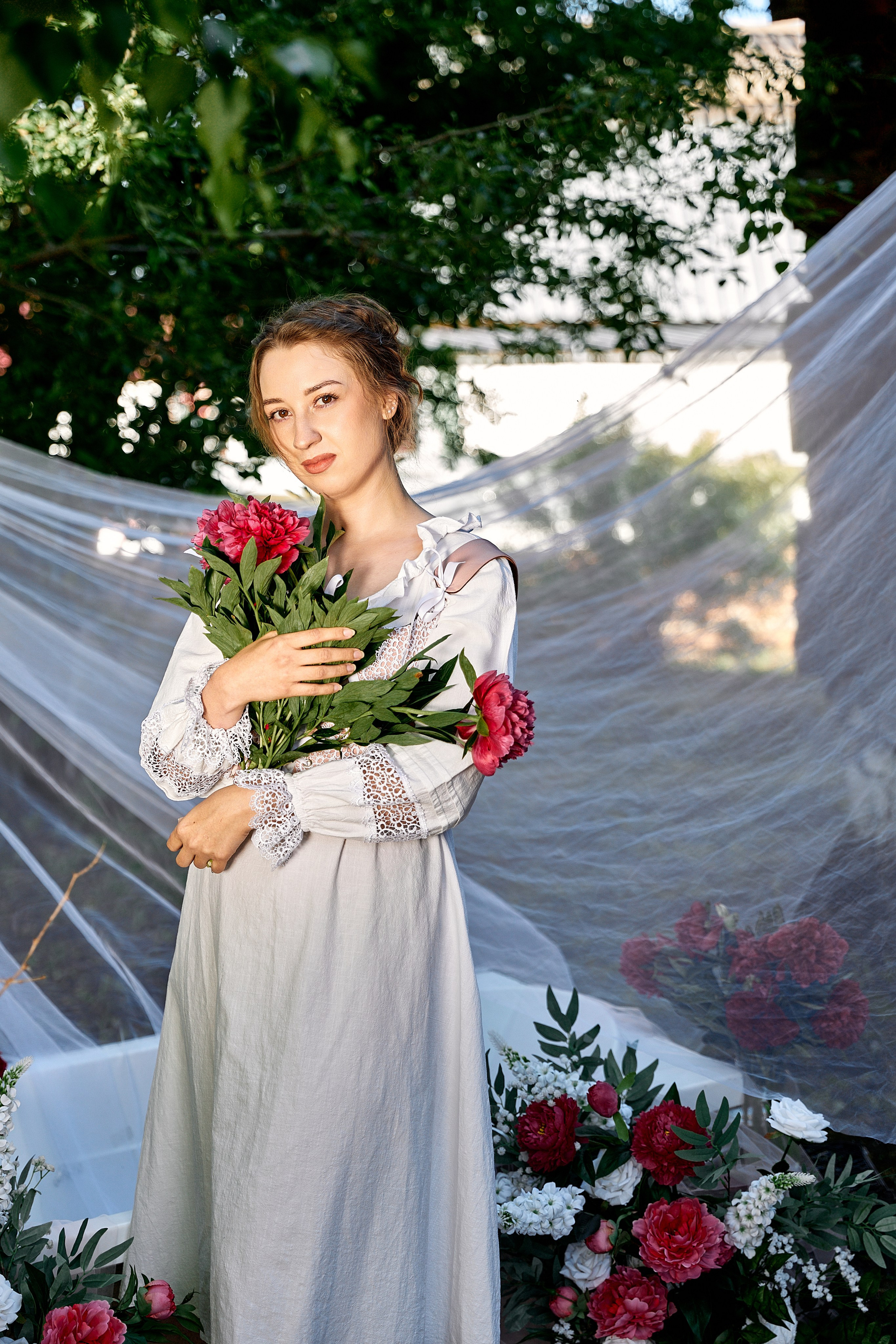 Фотосессия с пионами на улице. Свадебный, контент фотограф в Кемерово Любовь Гальцова