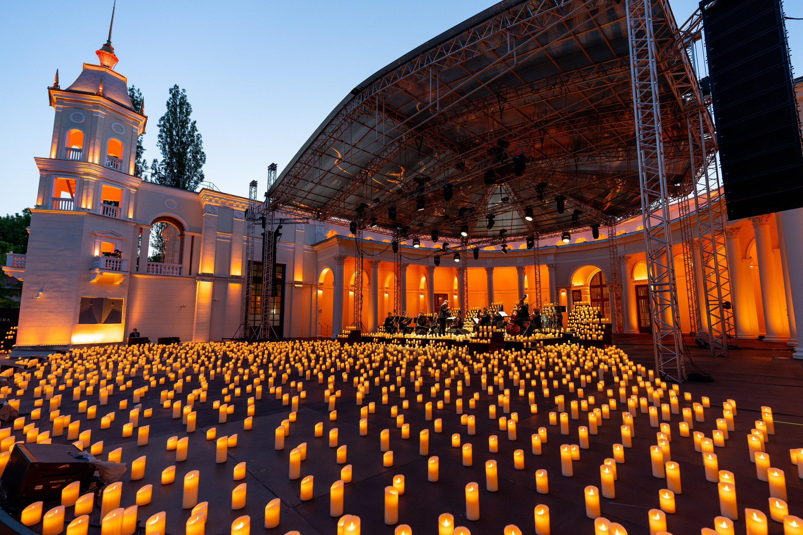 Симфонический оркестр Lumisfera при свечах. Фотограф Никита Комаров