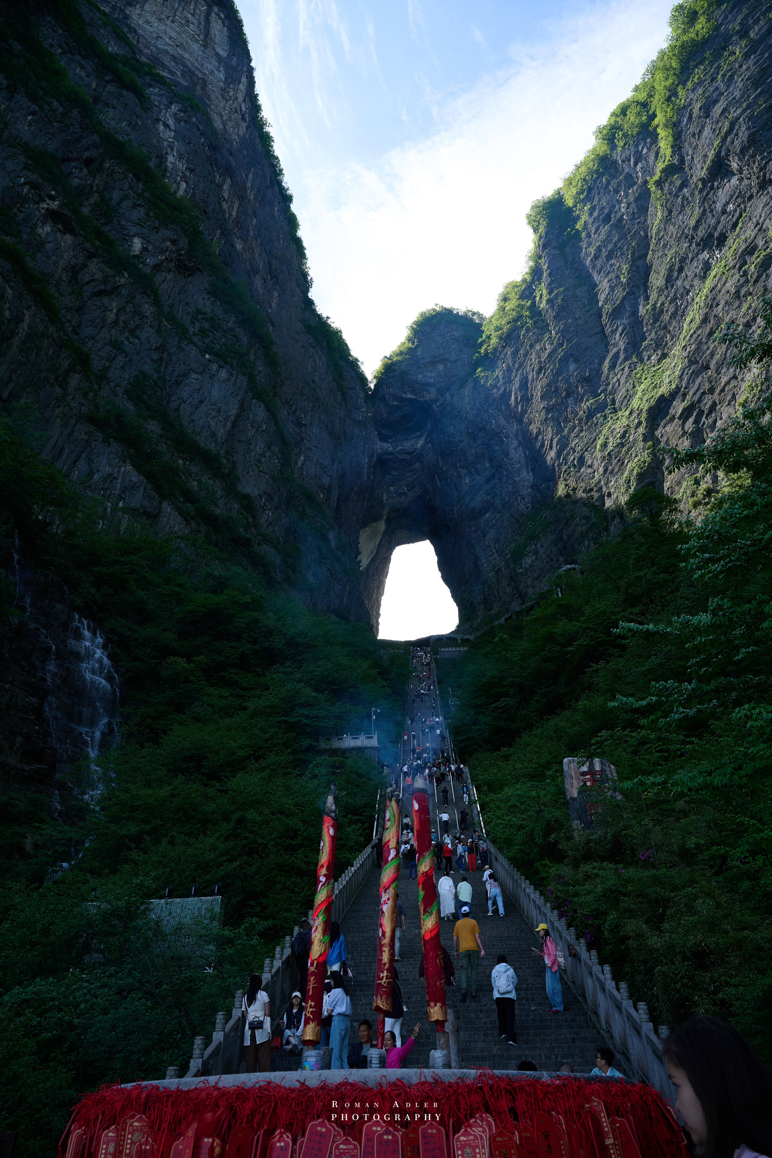 Гора Тяньмэнь (кит. 天门山, Tiānmén Shān). Photographer Roman Adler