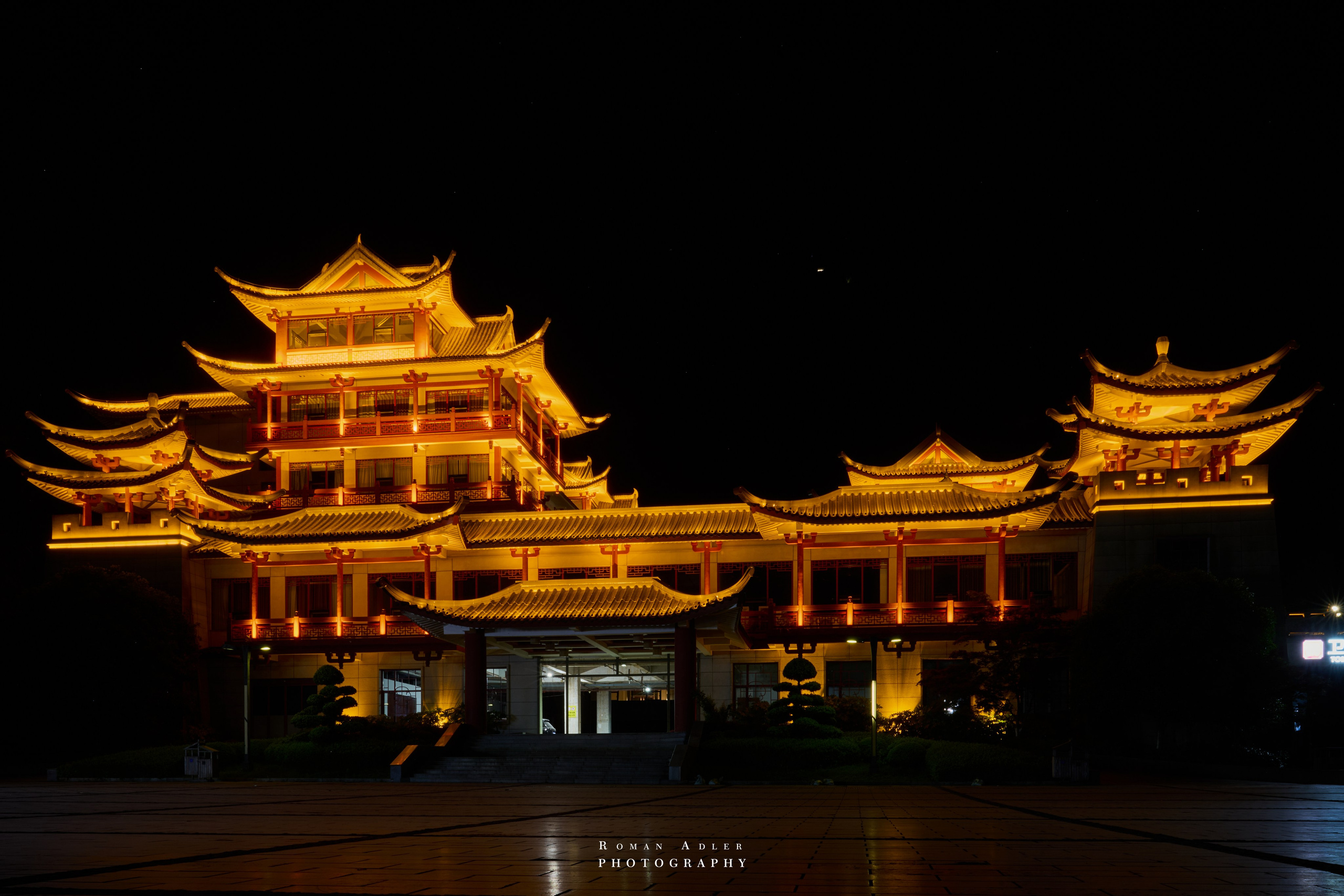 Театр Лисы. 摄影师罗曼·阿德勒