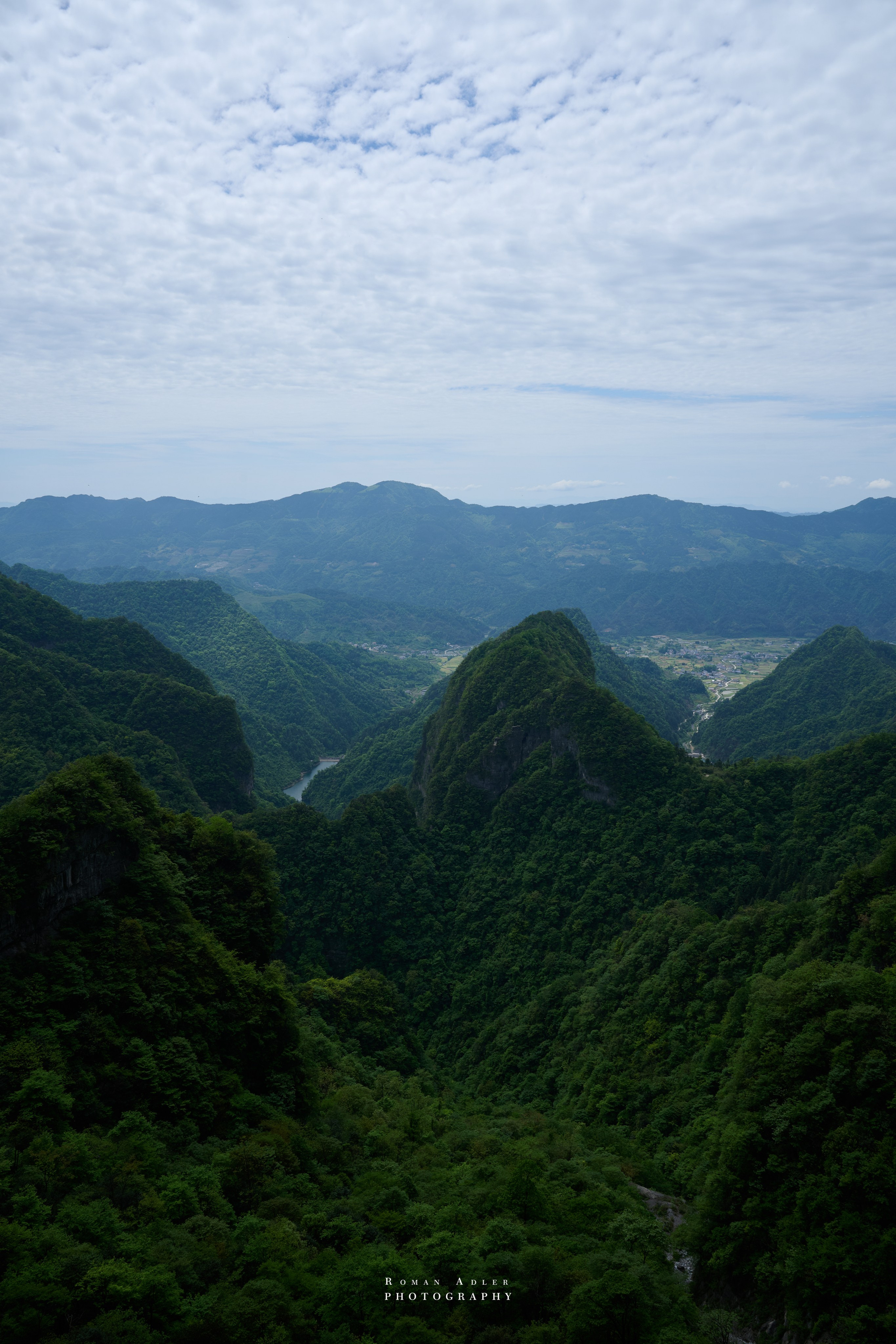 Гора Тяньмэнь (кит. 天门山, Tiānmén Shān). Photographer Roman Adler