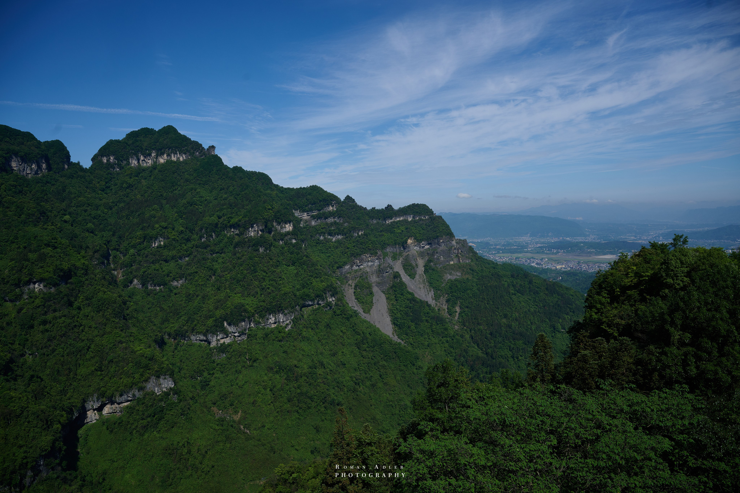 Гора Тяньмэнь (кит. 天门山, Tiānmén Shān). Photographer Roman Adler