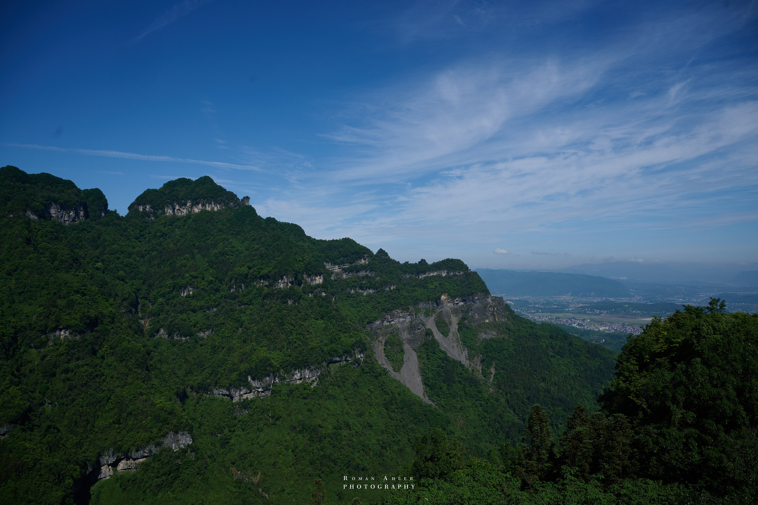 Гора Тяньмэнь (кит. 天门山, Tiānmén Shān). Photographer Roman Adler