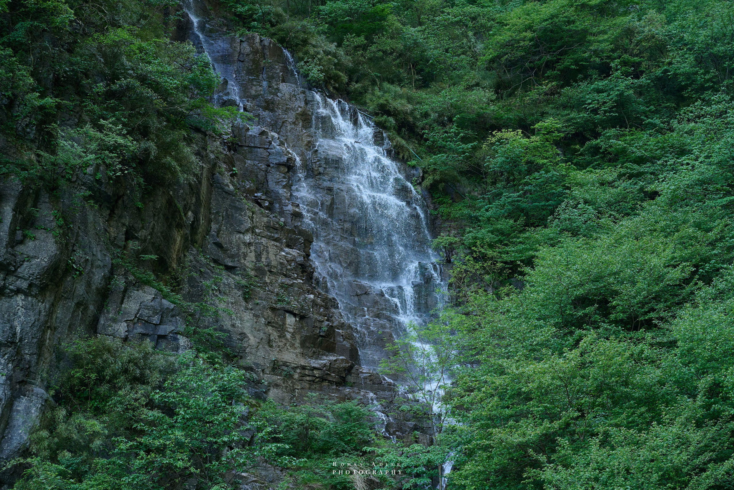 Гора Тяньмэнь (кит. 天门山, Tiānmén Shān). Photographer Roman Adler