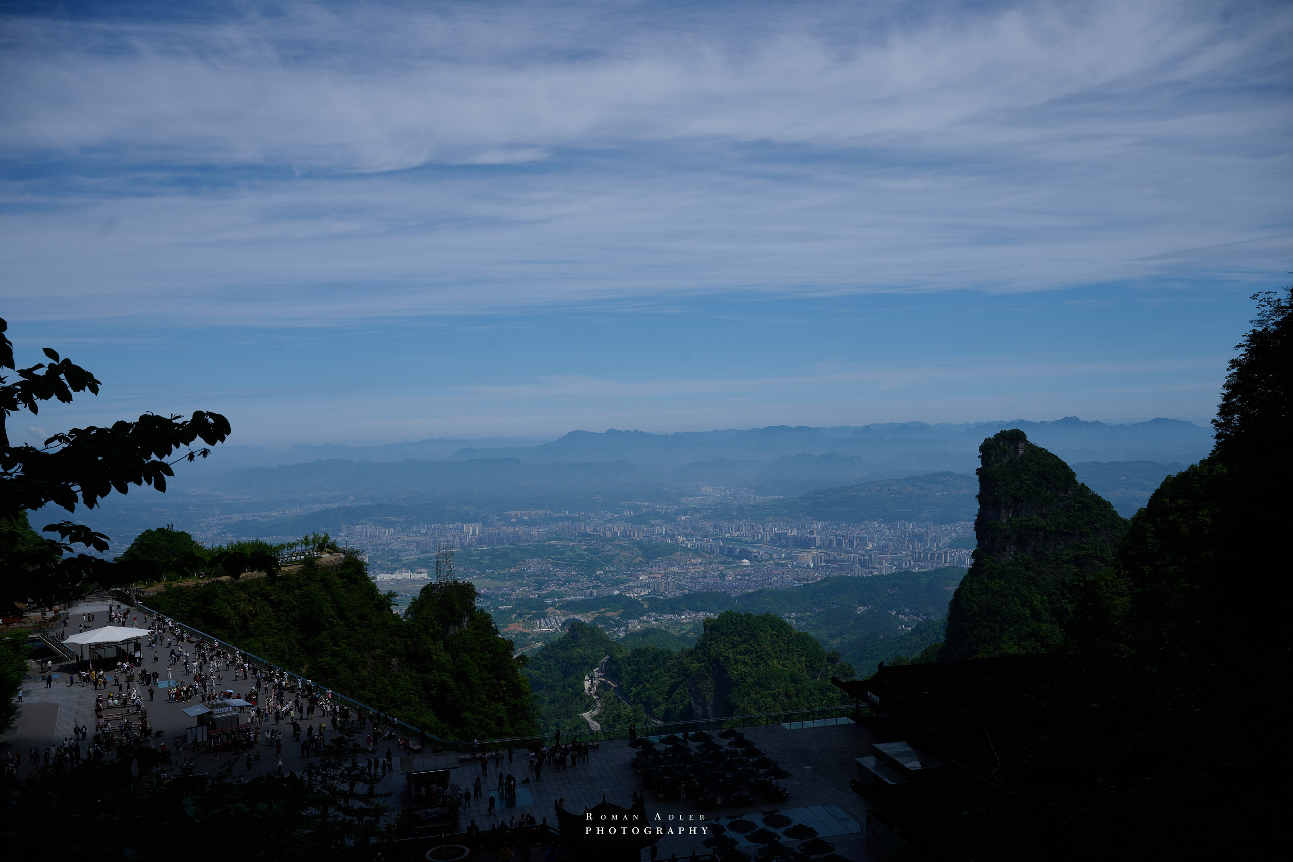 Гора Тяньмэнь (кит. 天门山, Tiānmén Shān). Photographer Roman Adler