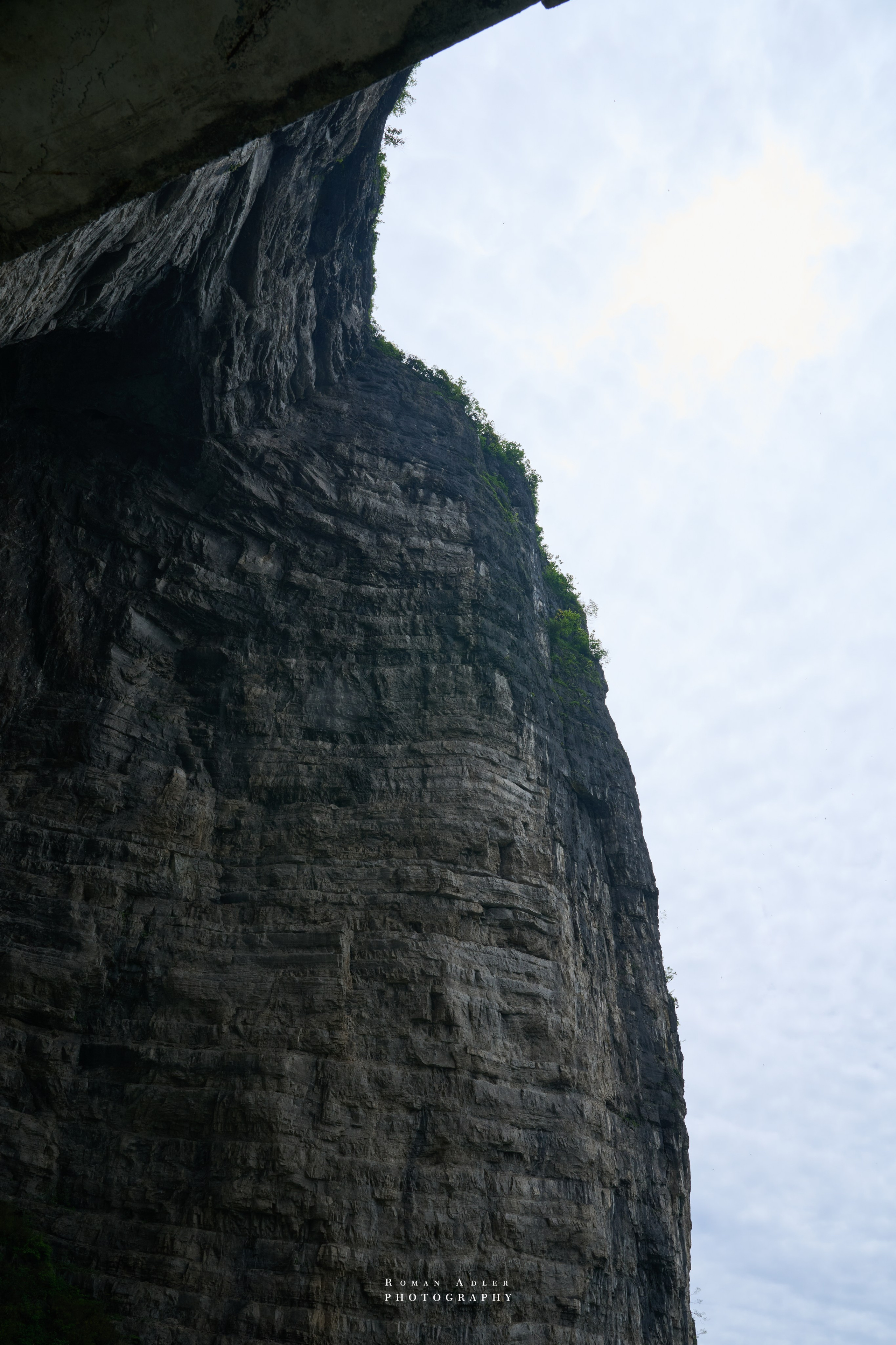 Гора Тяньмэнь (кит. 天门山, Tiānmén Shān). Photographer Roman Adler