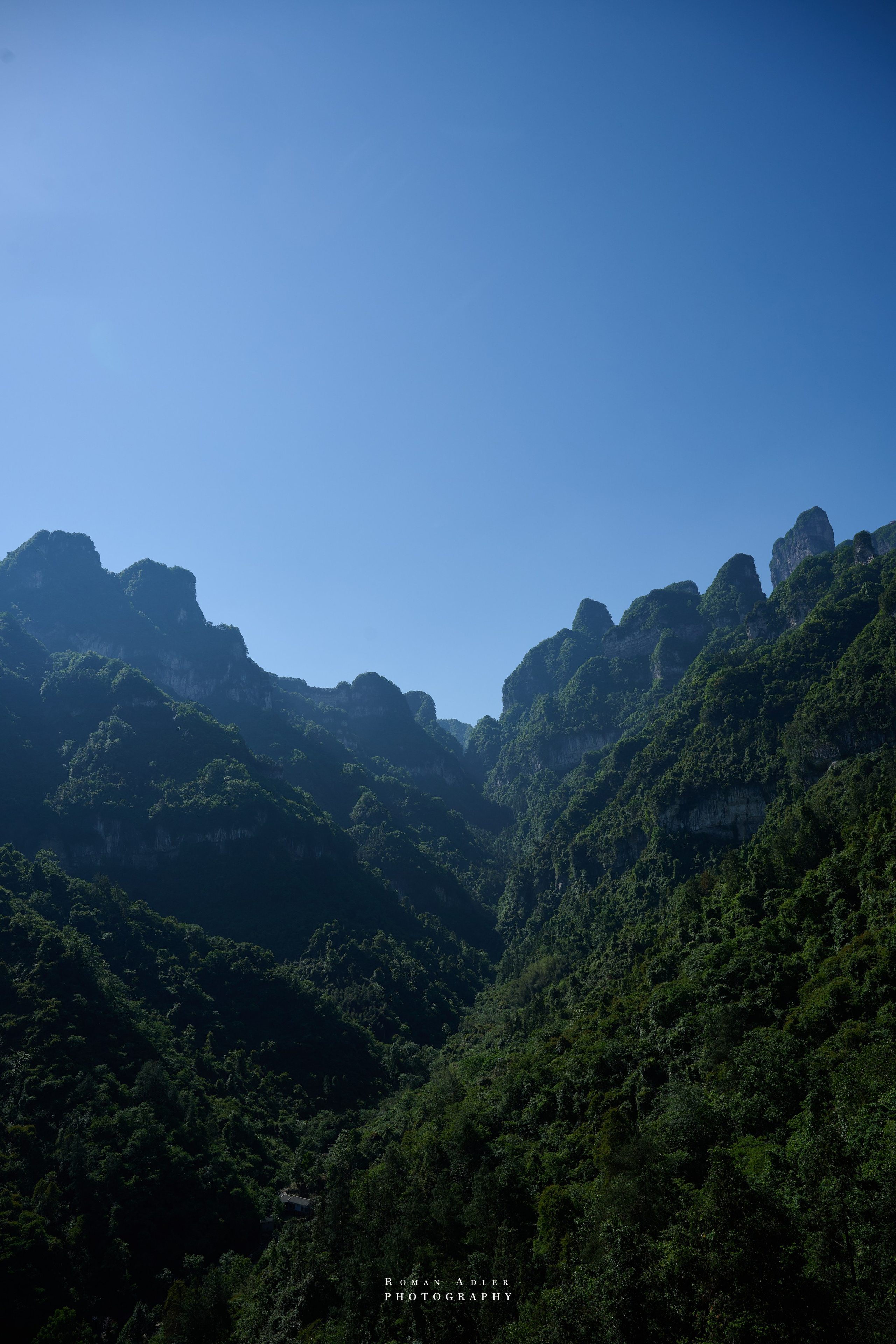 Гора Тяньмэнь (кит. 天门山, Tiānmén Shān). Photographer Roman Adler