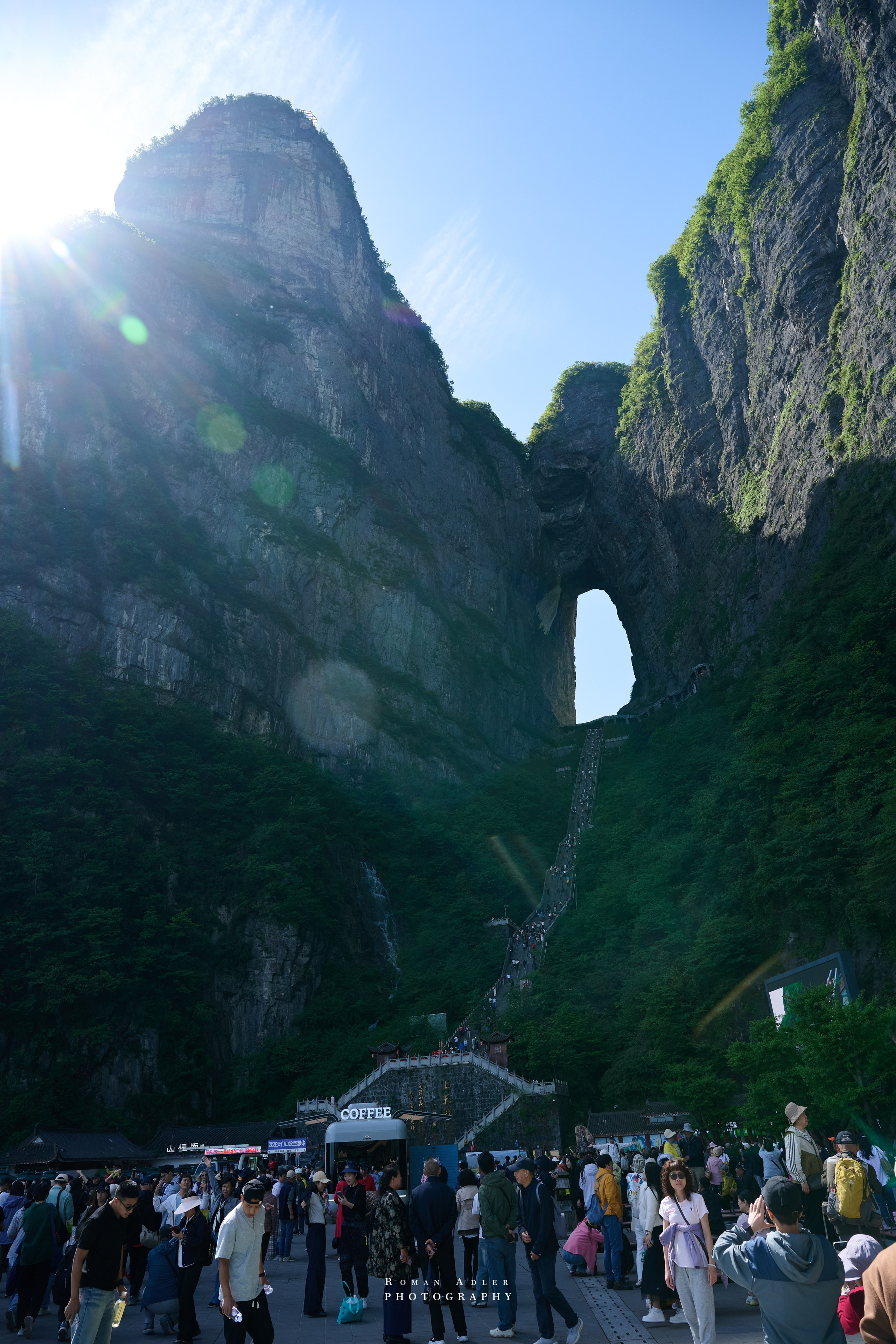 Гора Тяньмэнь (кит. 天门山, Tiānmén Shān). Photographer Roman Adler