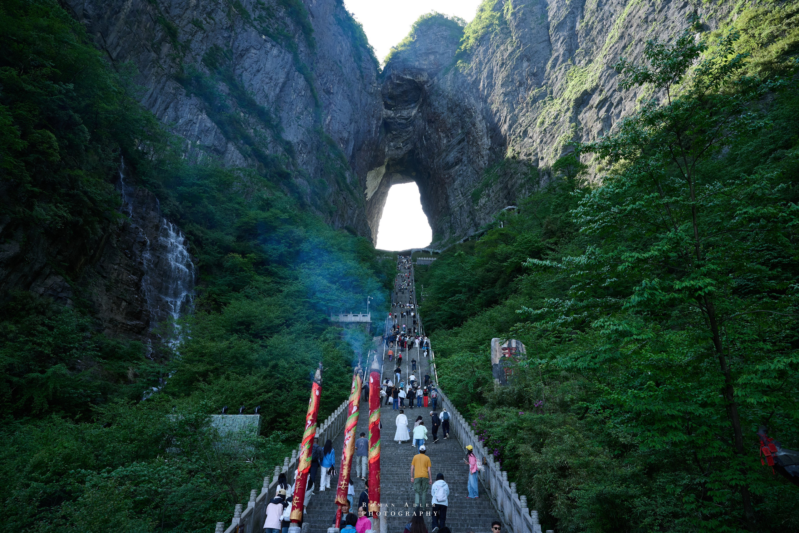 Гора Тяньмэнь (кит. 天门山, Tiānmén Shān). Photographer Roman Adler
