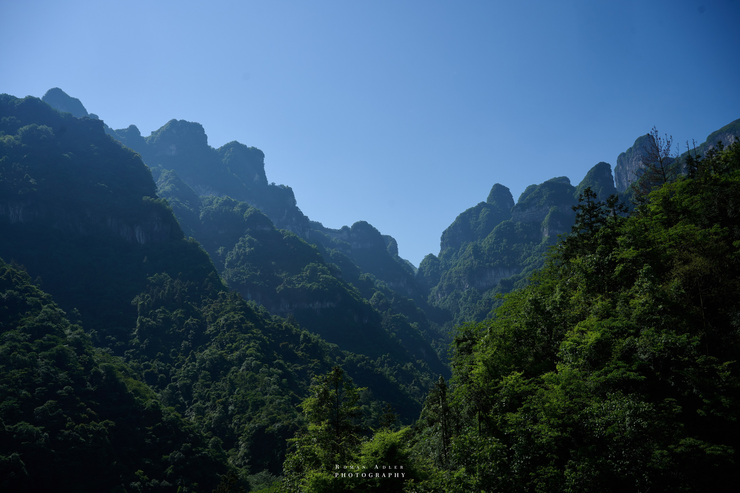 Гора Тяньмэнь (кит. 天门山, Tiānmén Shān). Photographer Roman Adler