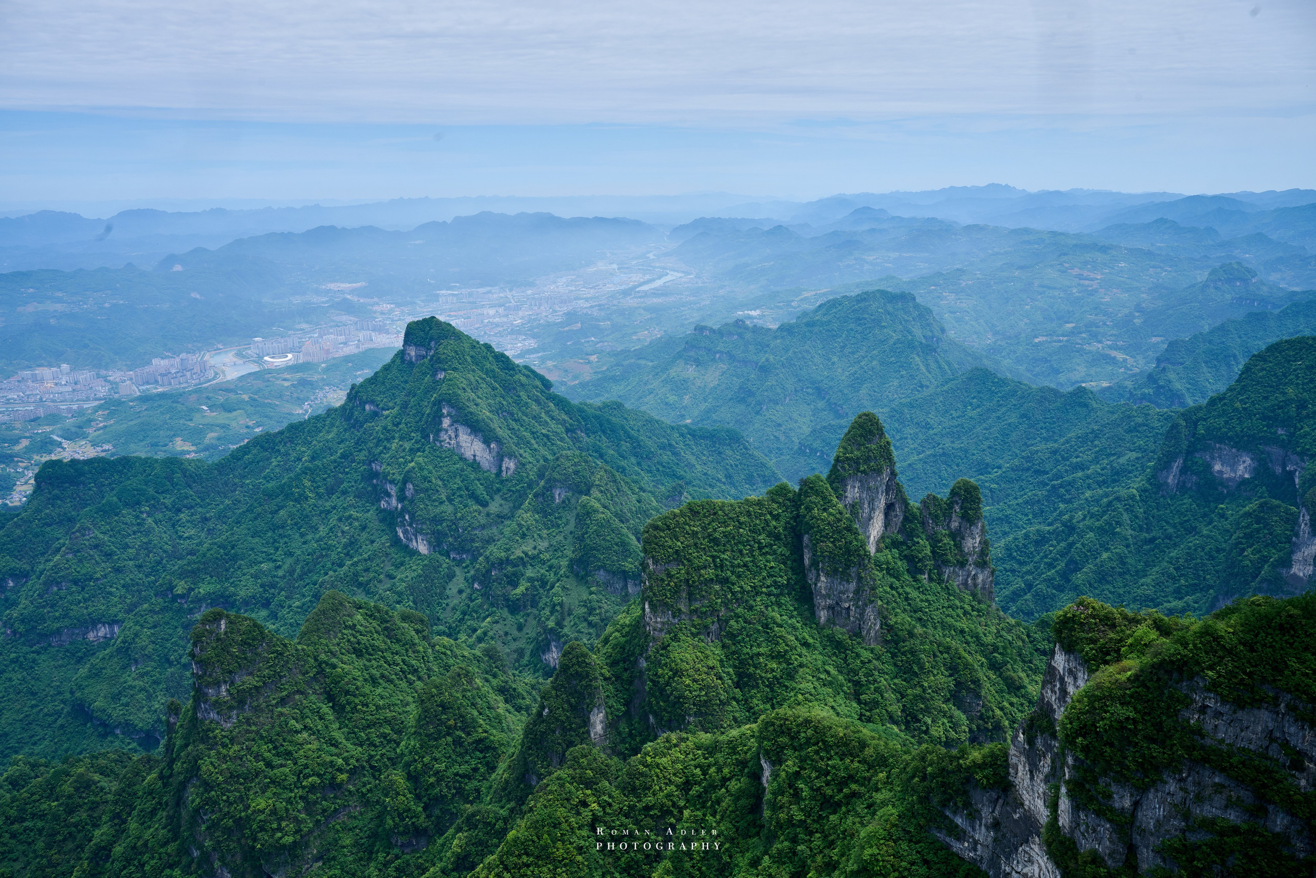 Гора Тяньмэнь (кит. 天门山, Tiānmén Shān). Photographer Roman Adler