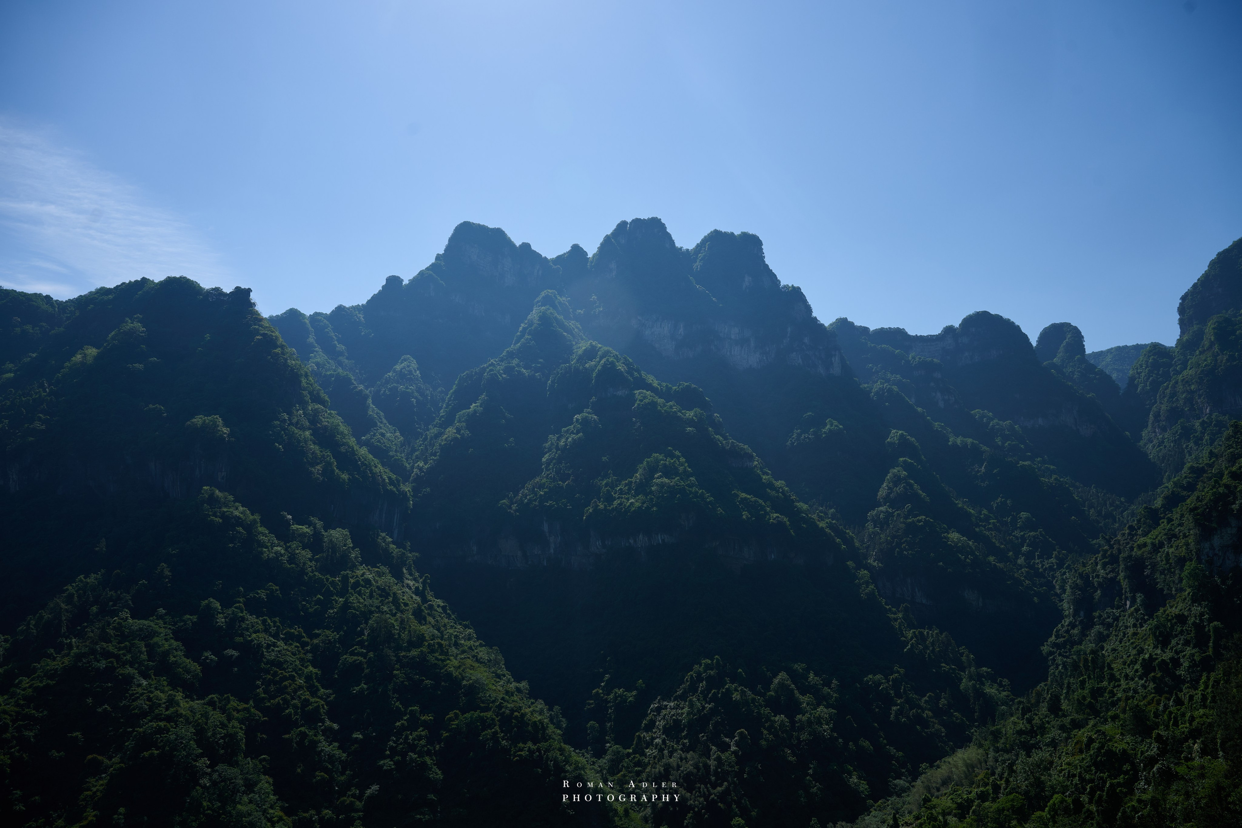 Гора Тяньмэнь (кит. 天门山, Tiānmén Shān). Photographer Roman Adler