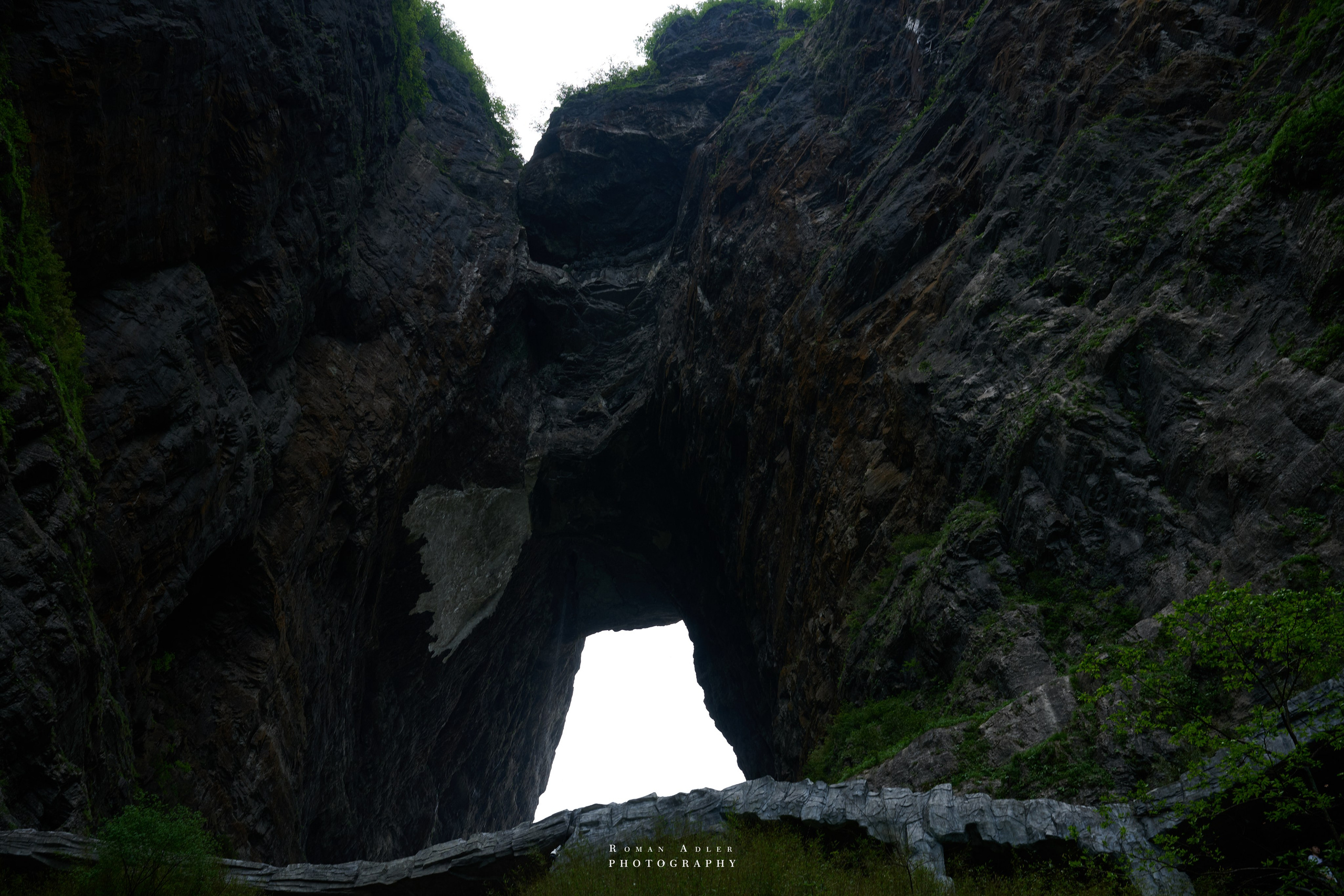 Гора Тяньмэнь (кит. 天门山, Tiānmén Shān). Photographer Roman Adler