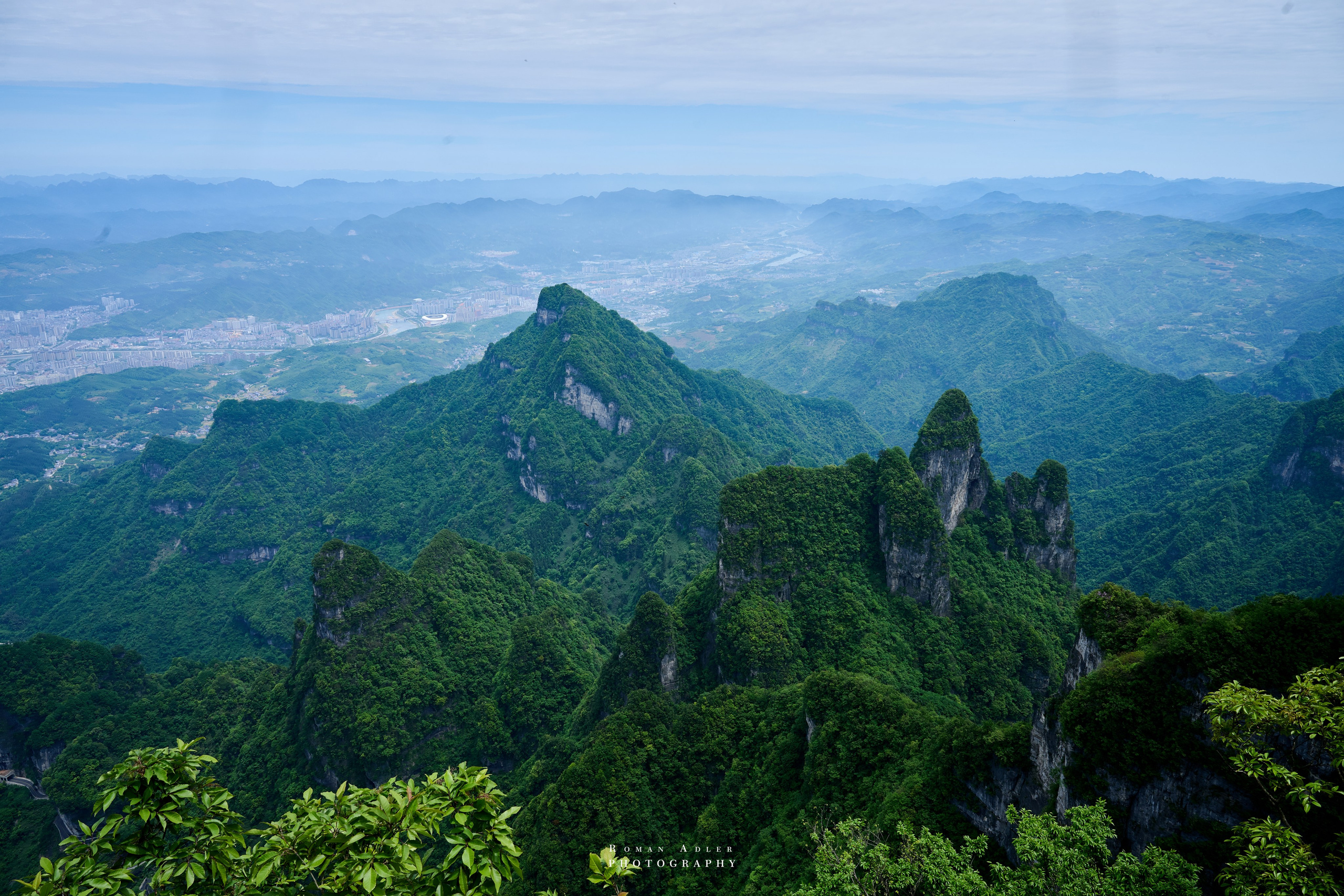 Гора Тяньмэнь (кит. 天门山, Tiānmén Shān). Photographer Roman Adler