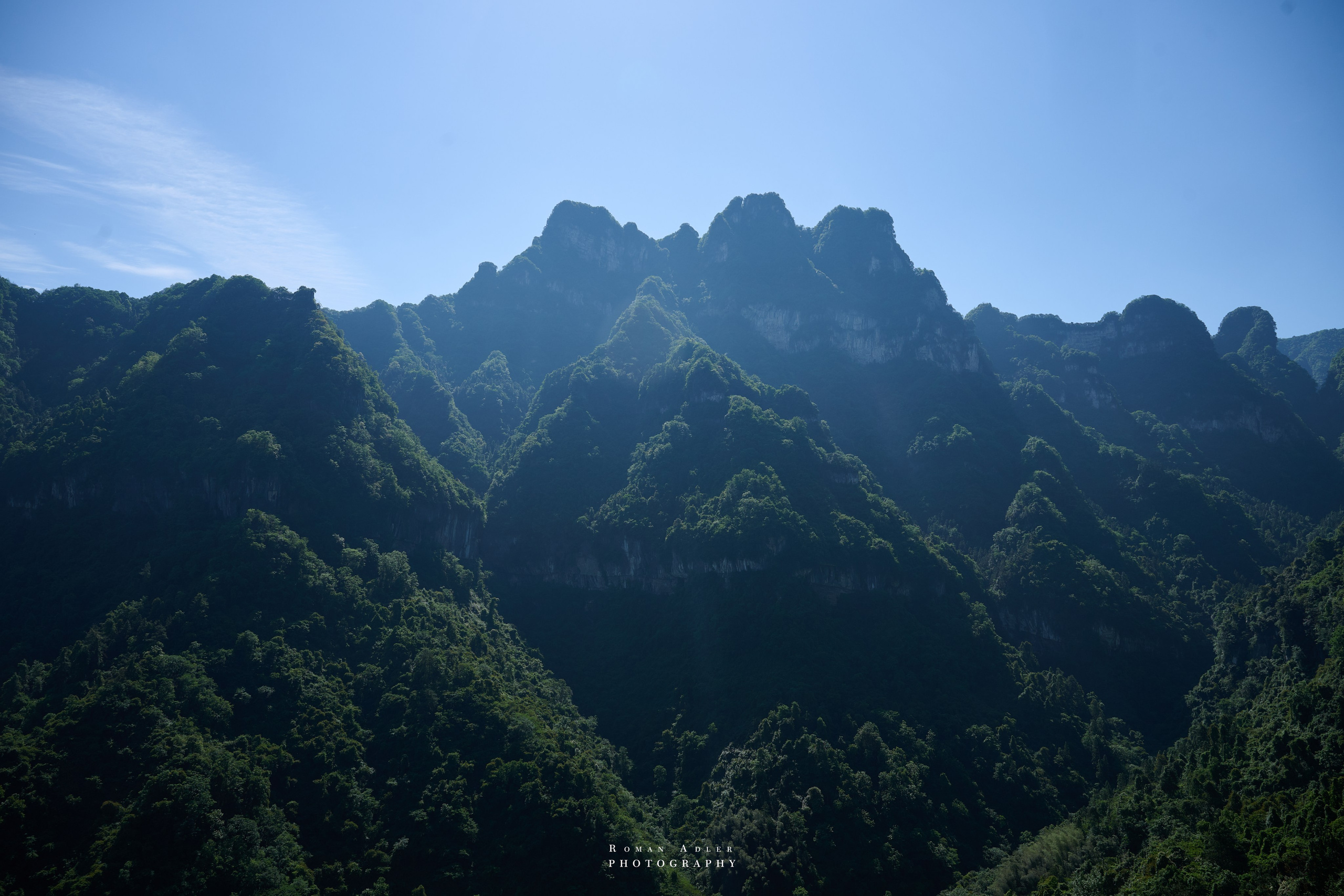 Гора Тяньмэнь (кит. 天门山, Tiānmén Shān). Photographer Roman Adler