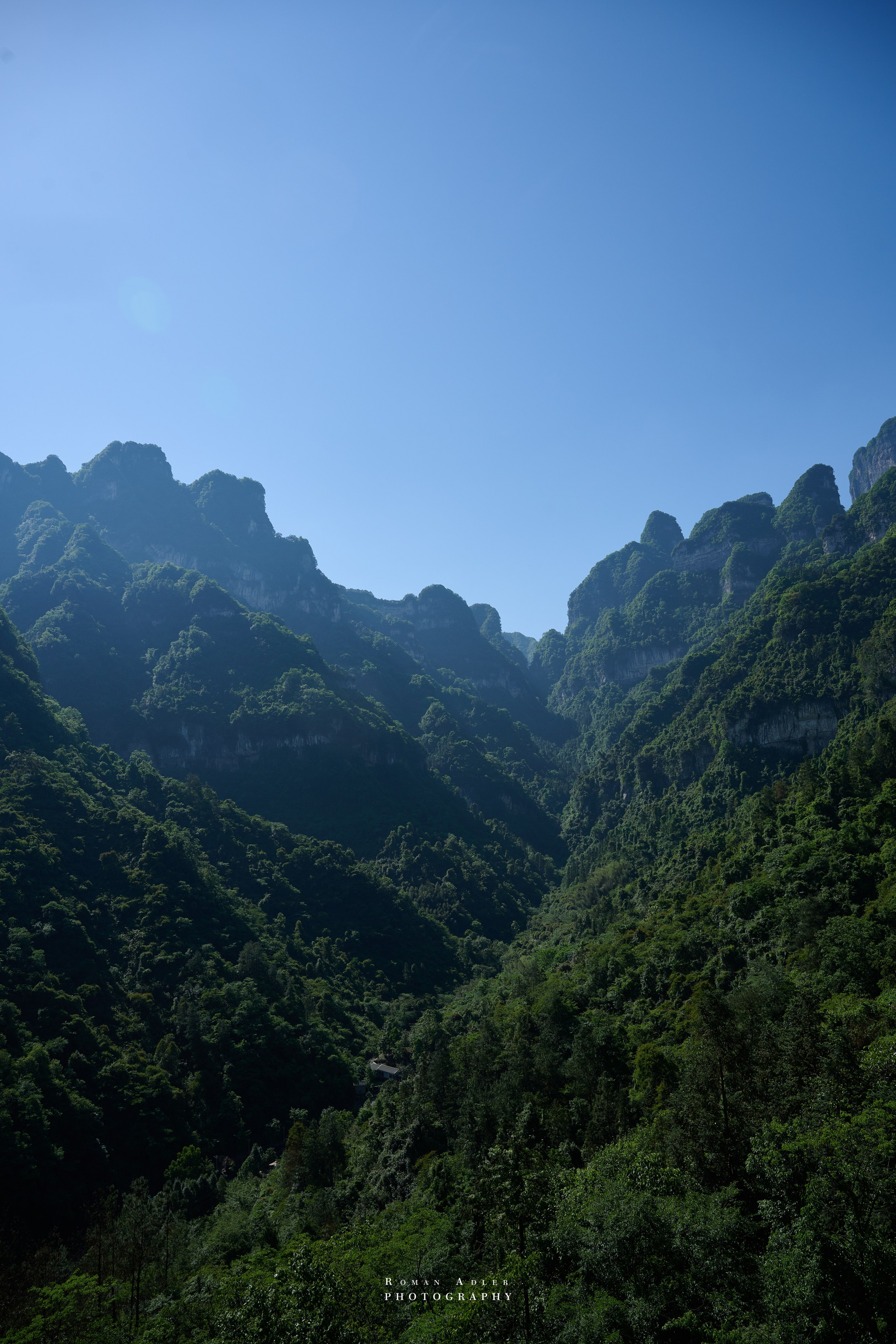 Гора Тяньмэнь (кит. 天门山, Tiānmén Shān). Photographer Roman Adler