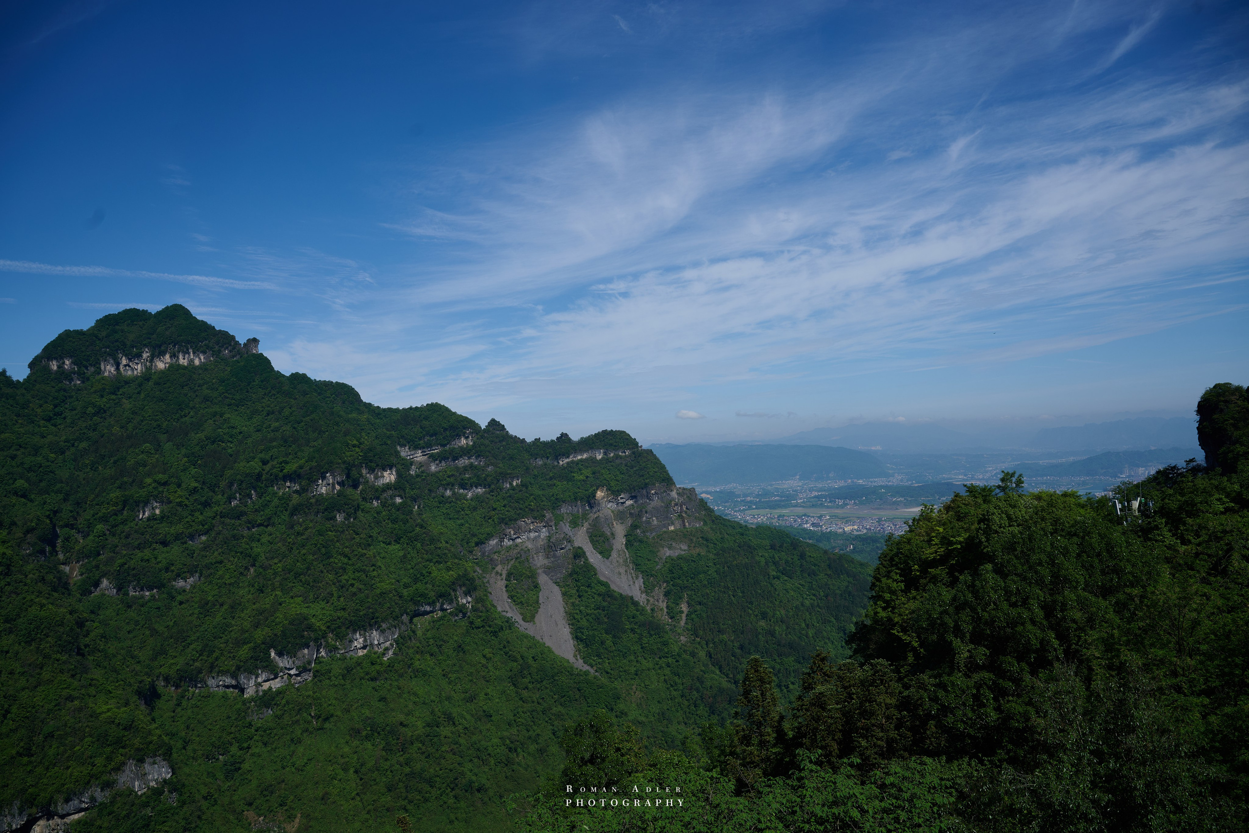 Гора Тяньмэнь (кит. 天门山, Tiānmén Shān). Photographer Roman Adler