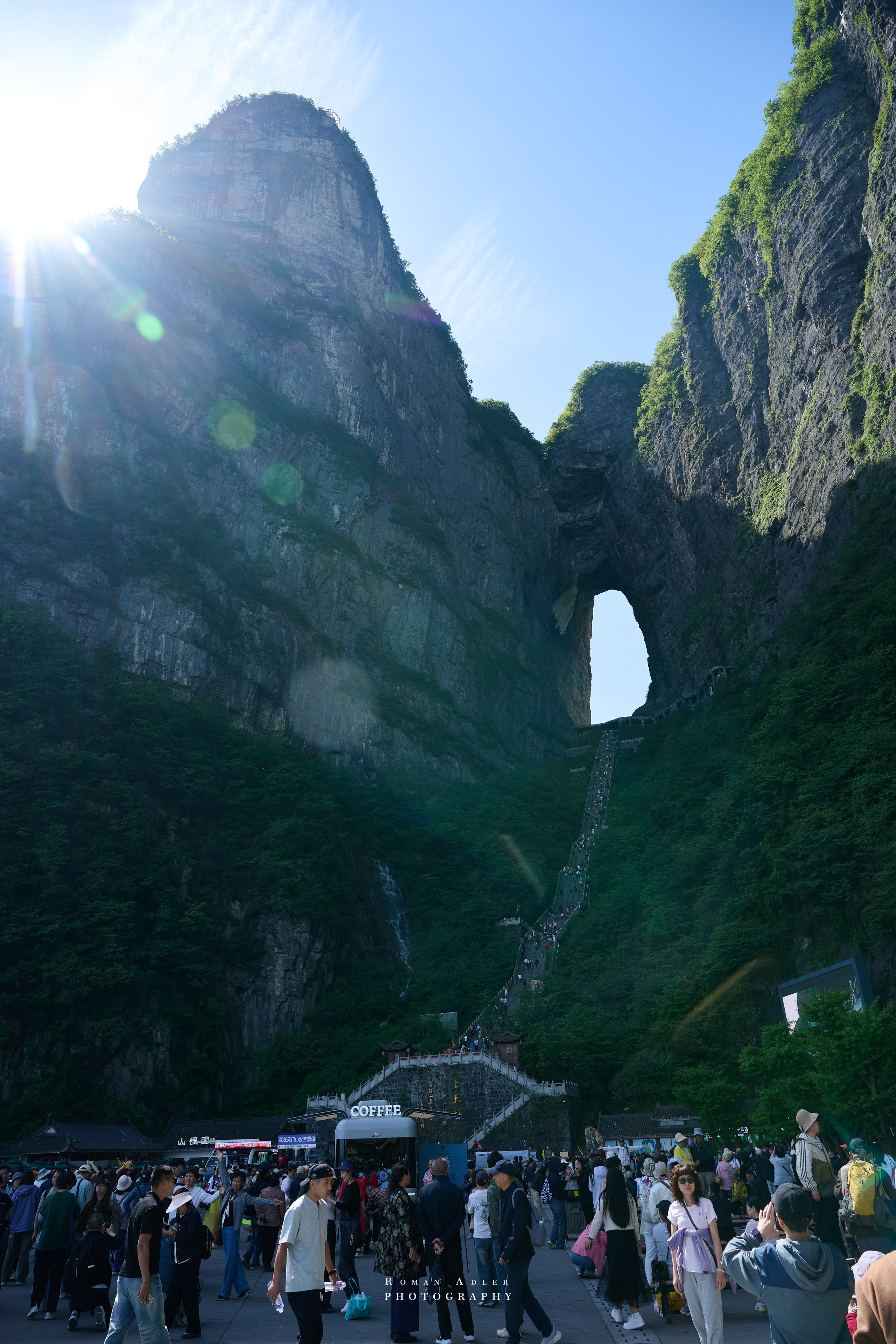 Гора Тяньмэнь (кит. 天门山, Tiānmén Shān). Photographer Roman Adler
