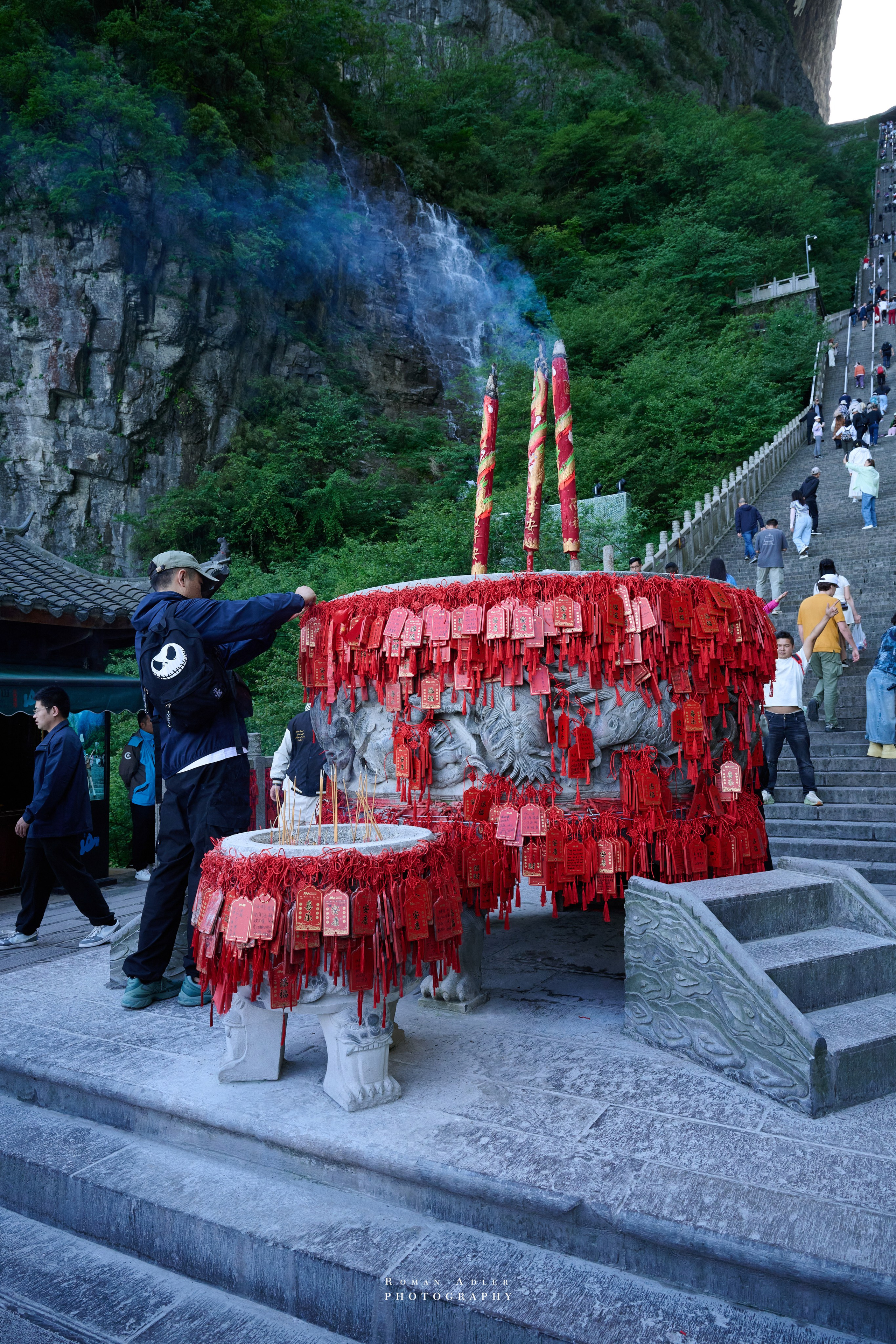 Гора Тяньмэнь (кит. 天门山, Tiānmén Shān). Photographer Roman Adler
