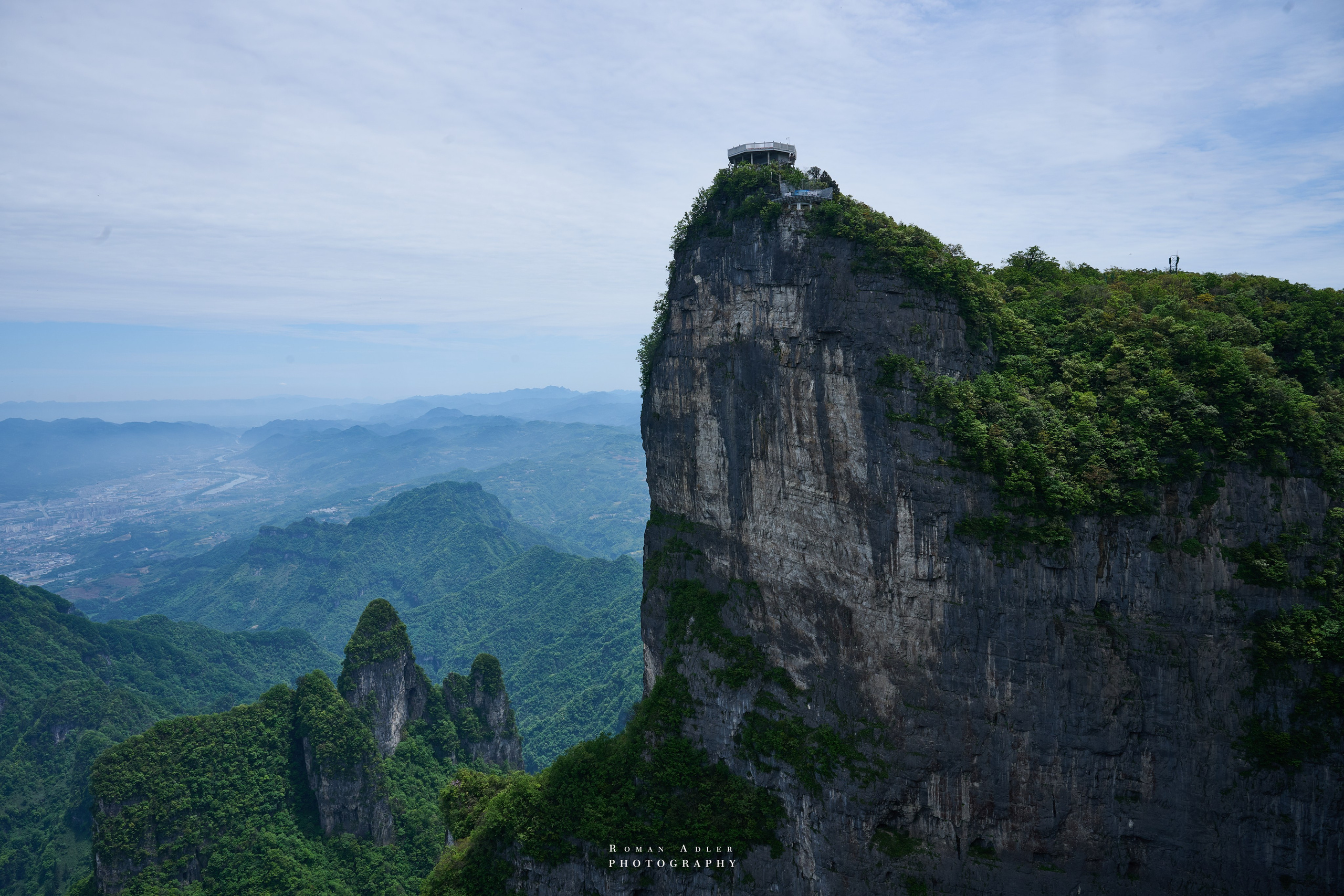 Гора Тяньмэнь (кит. 天门山, Tiānmén Shān). Photographer Roman Adler