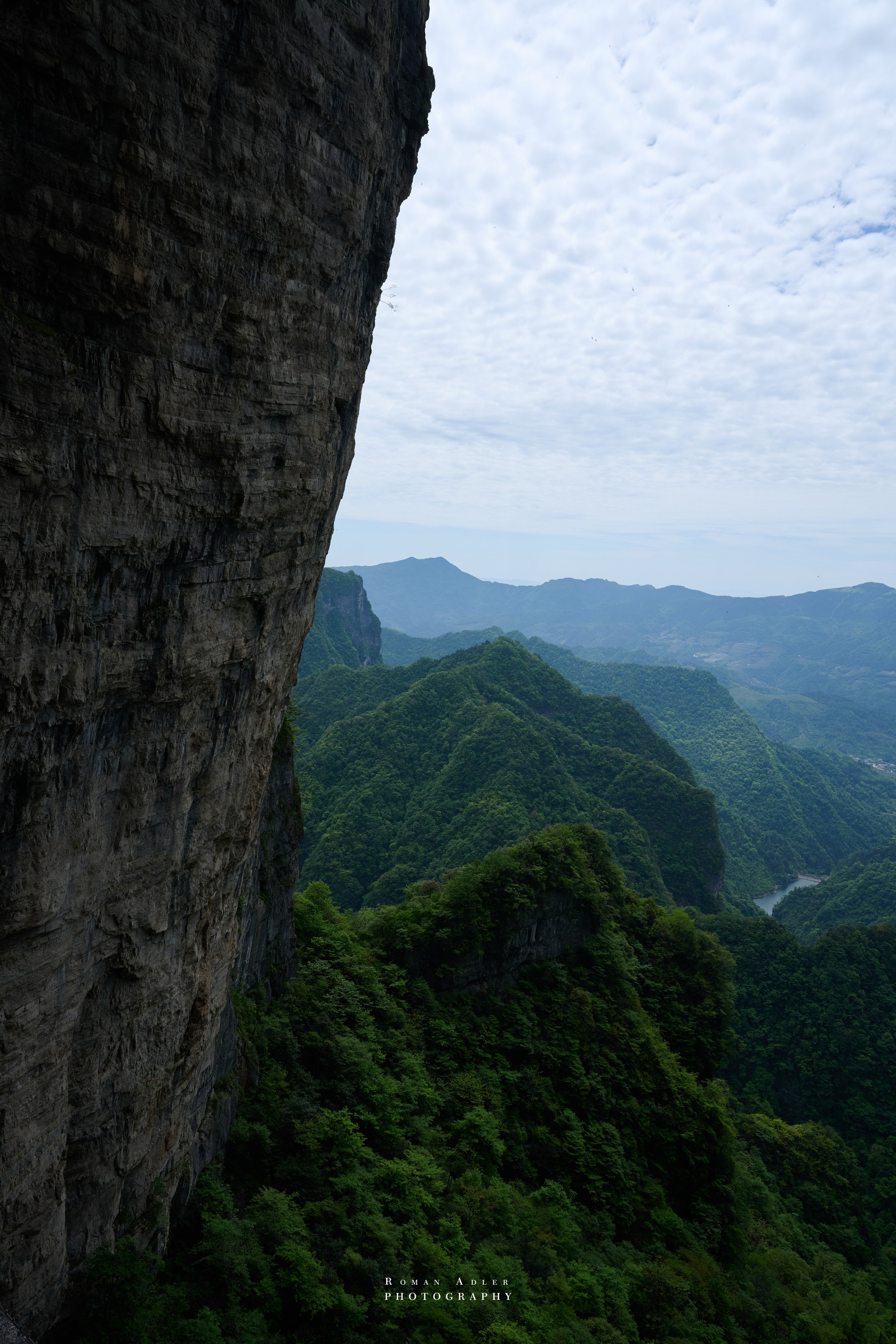 Гора Тяньмэнь (кит. 天门山, Tiānmén Shān). Photographer Roman Adler
