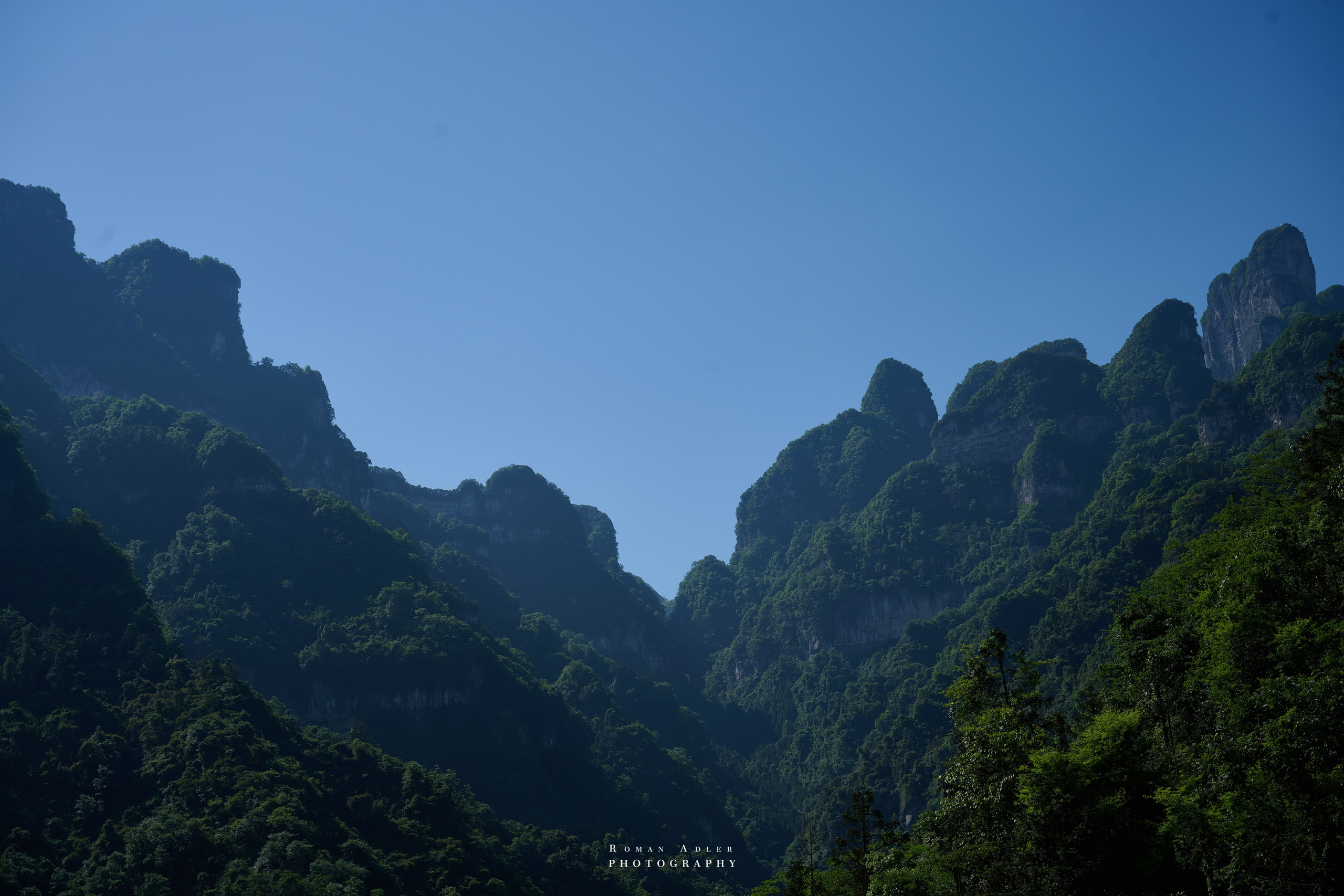 Гора Тяньмэнь (кит. 天门山, Tiānmén Shān). Photographer Roman Adler