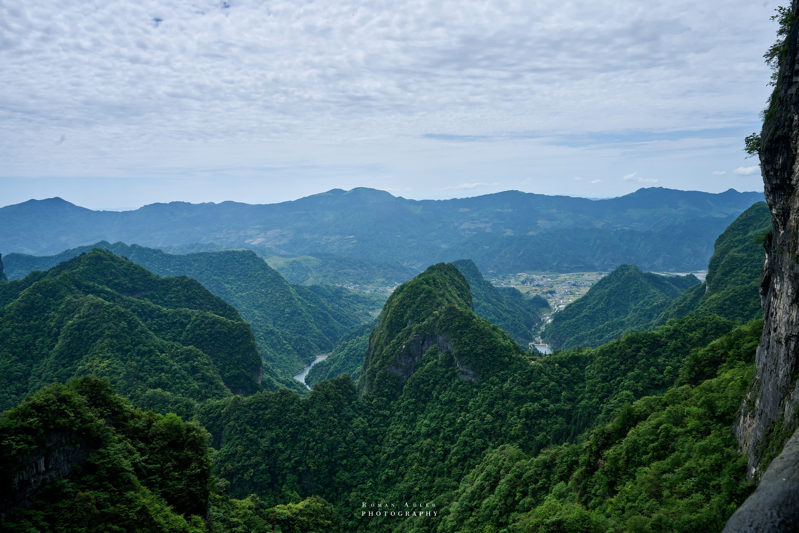 Гора Тяньмэнь (кит. 天门山, Tiānmén Shān). Photographer Roman Adler