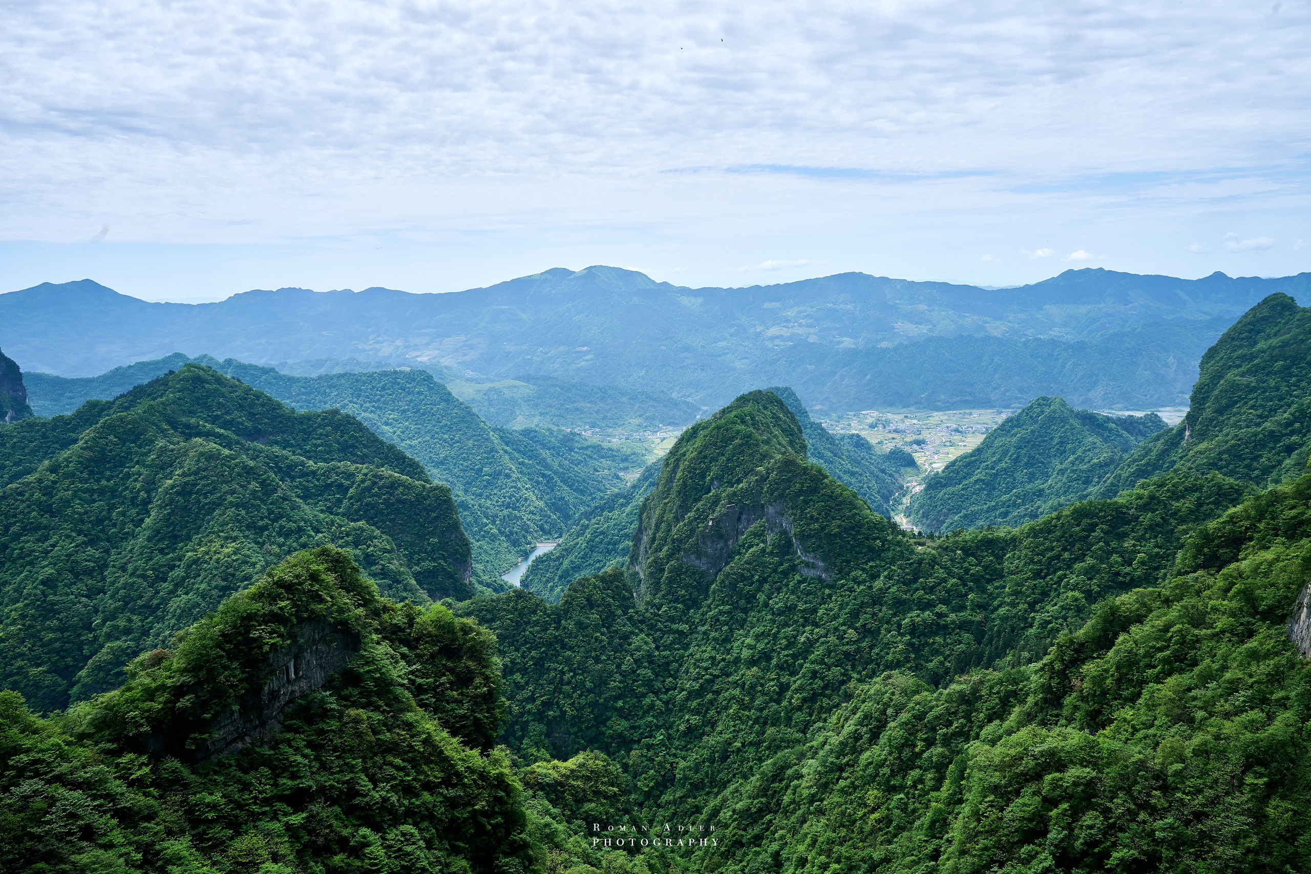 Гора Тяньмэнь (кит. 天门山, Tiānmén Shān). Photographer Roman Adler