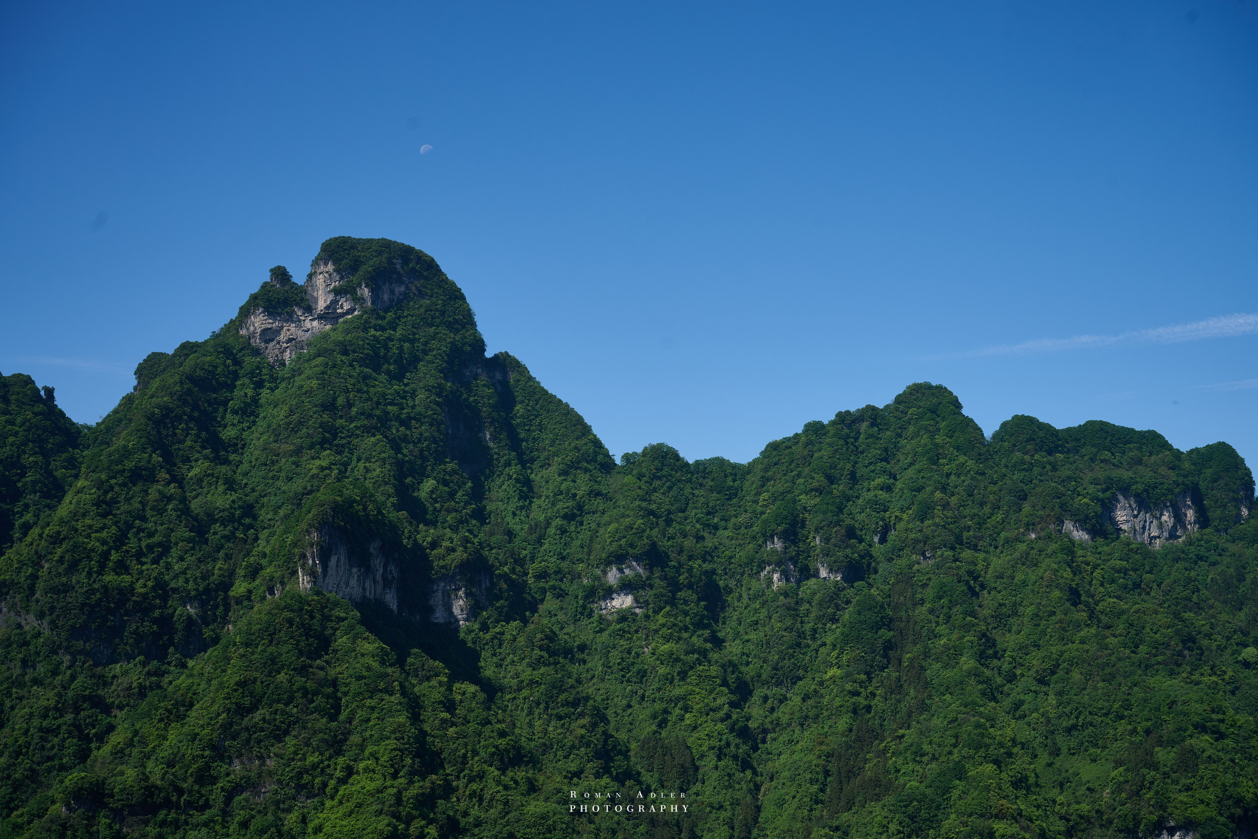 Гора Тяньмэнь (кит. 天门山, Tiānmén Shān). Photographer Roman Adler