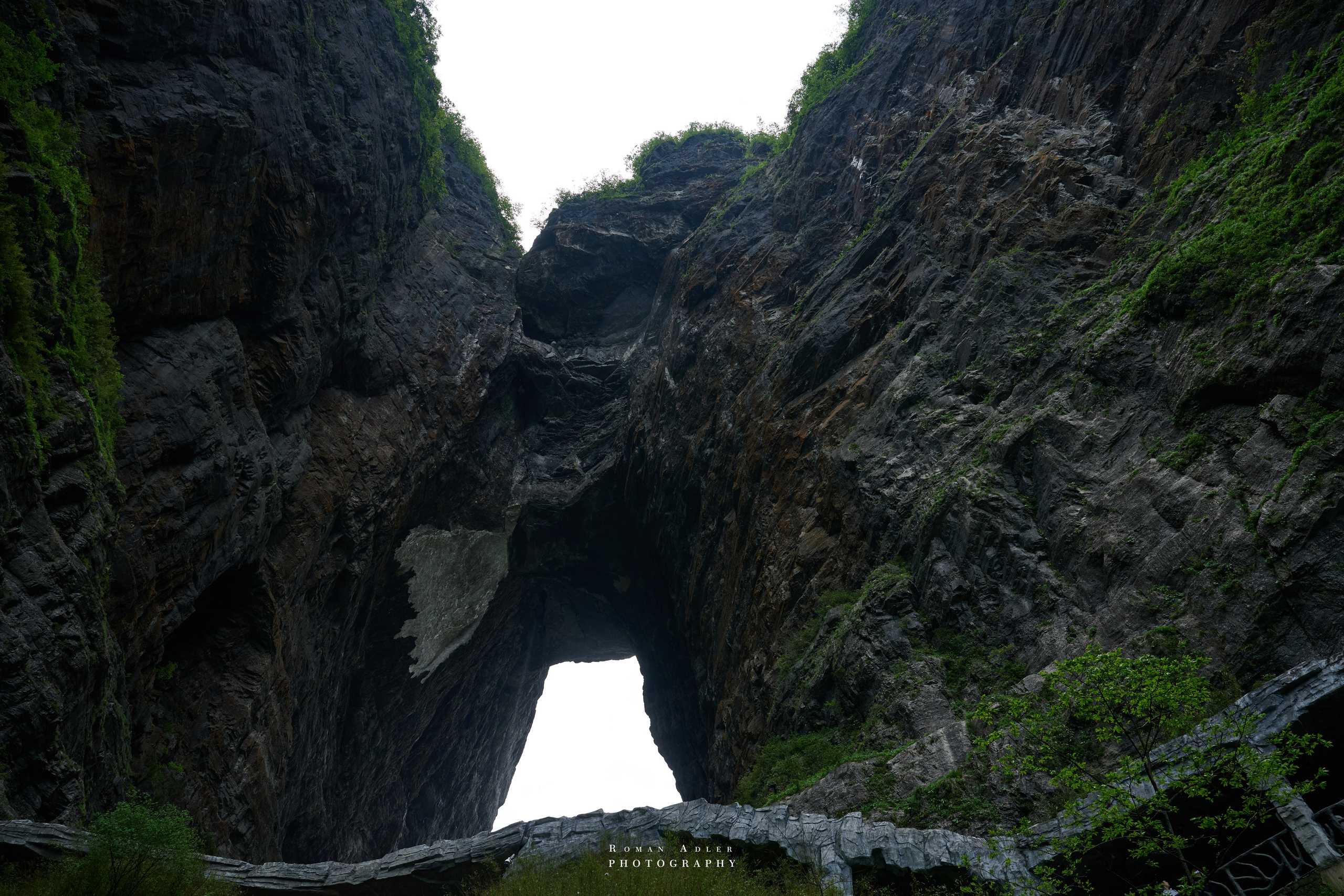 Гора Тяньмэнь (кит. 天门山, Tiānmén Shān). Photographer Roman Adler