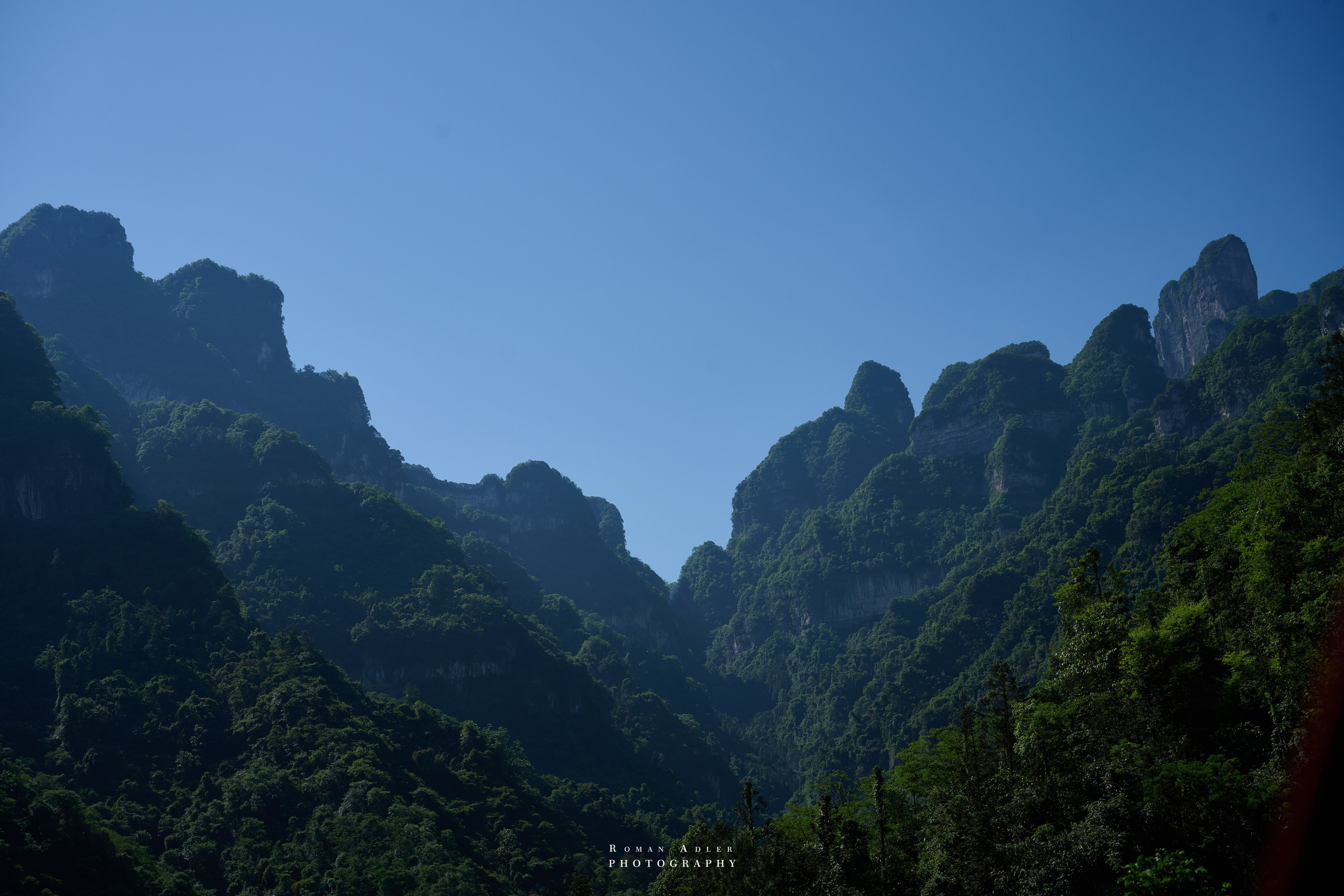 Гора Тяньмэнь (кит. 天门山, Tiānmén Shān). Photographer Roman Adler
