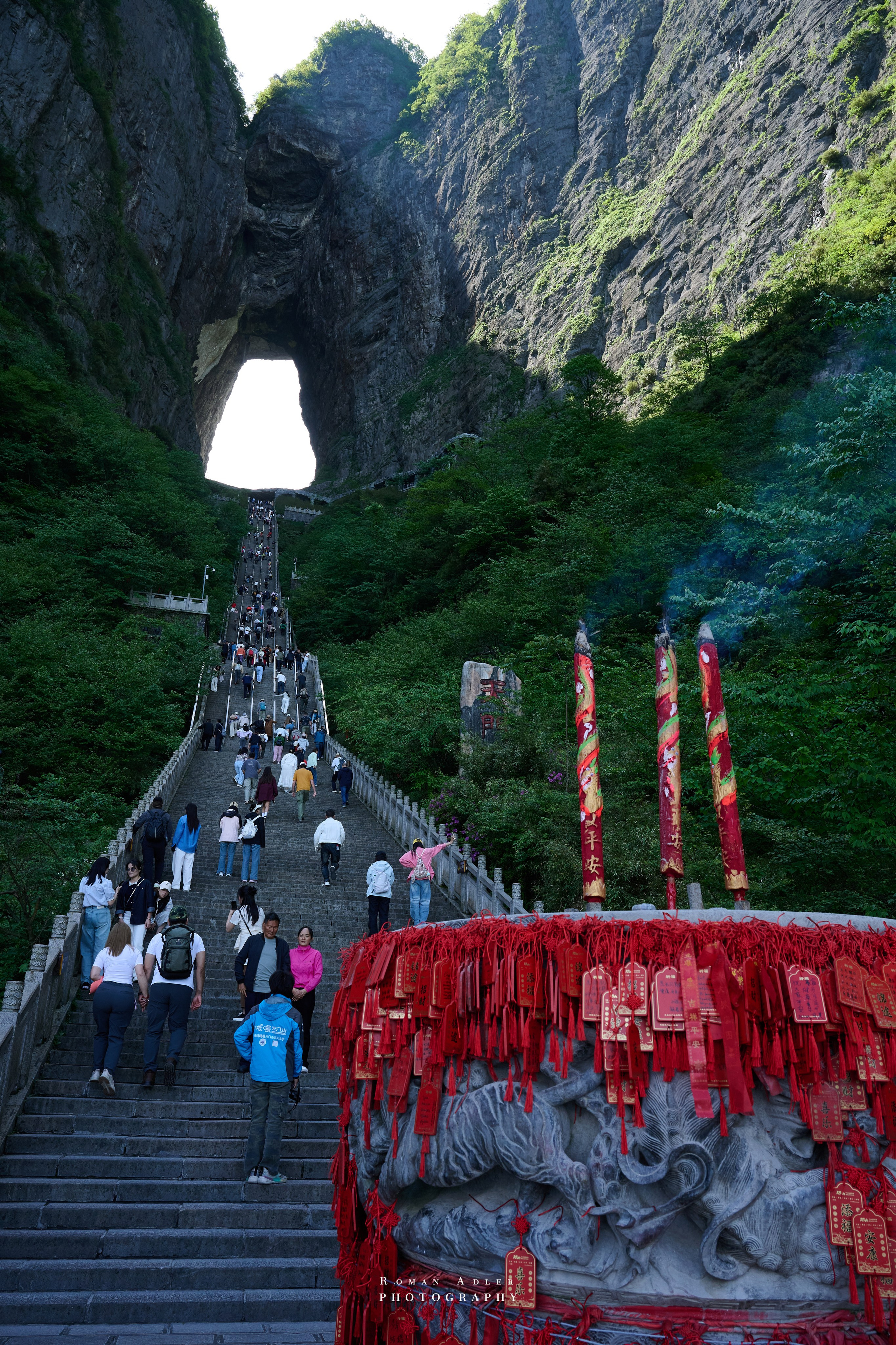 Гора Тяньмэнь (кит. 天门山, Tiānmén Shān). Photographer Roman Adler