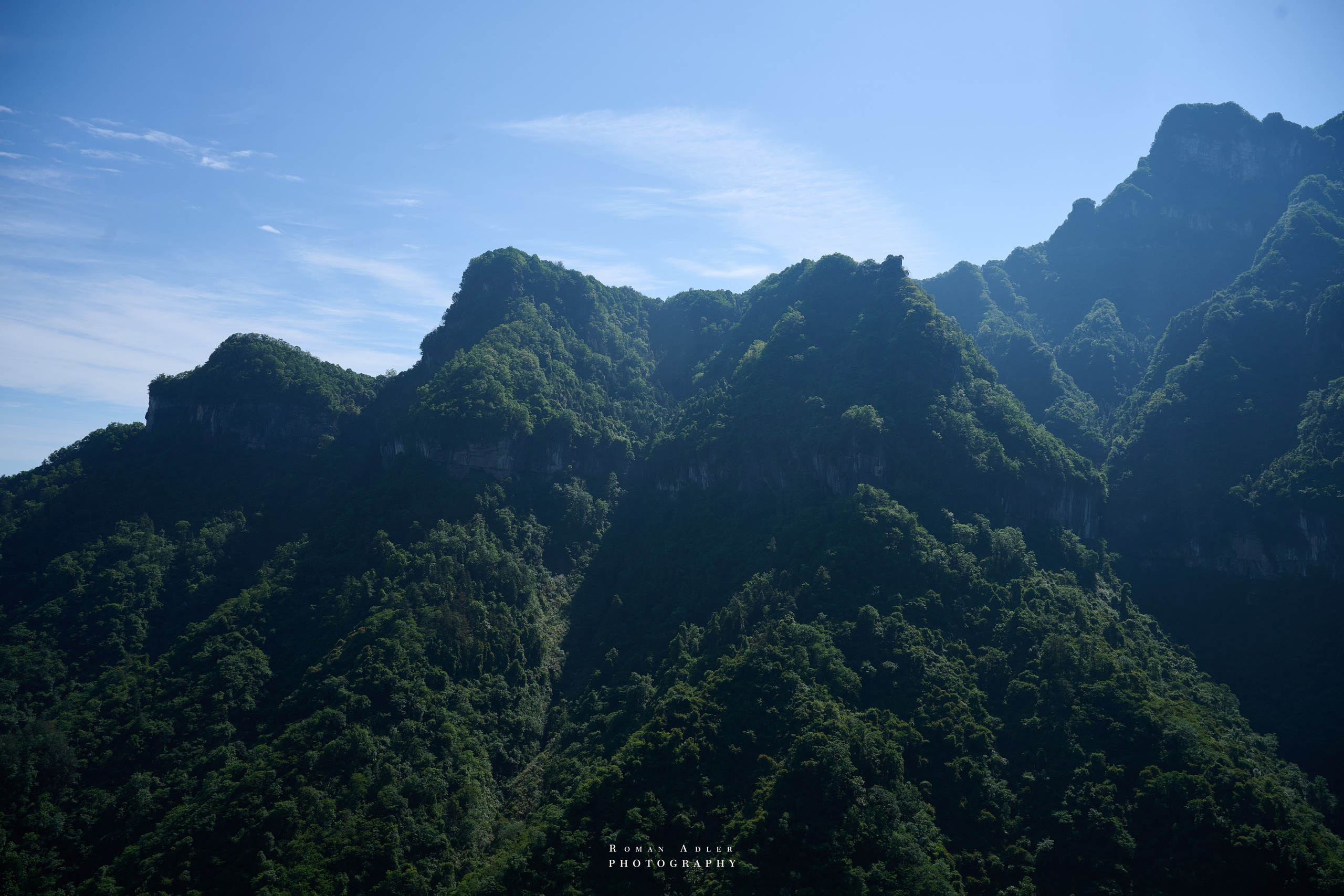 Гора Тяньмэнь (кит. 天门山, Tiānmén Shān). Photographer Roman Adler